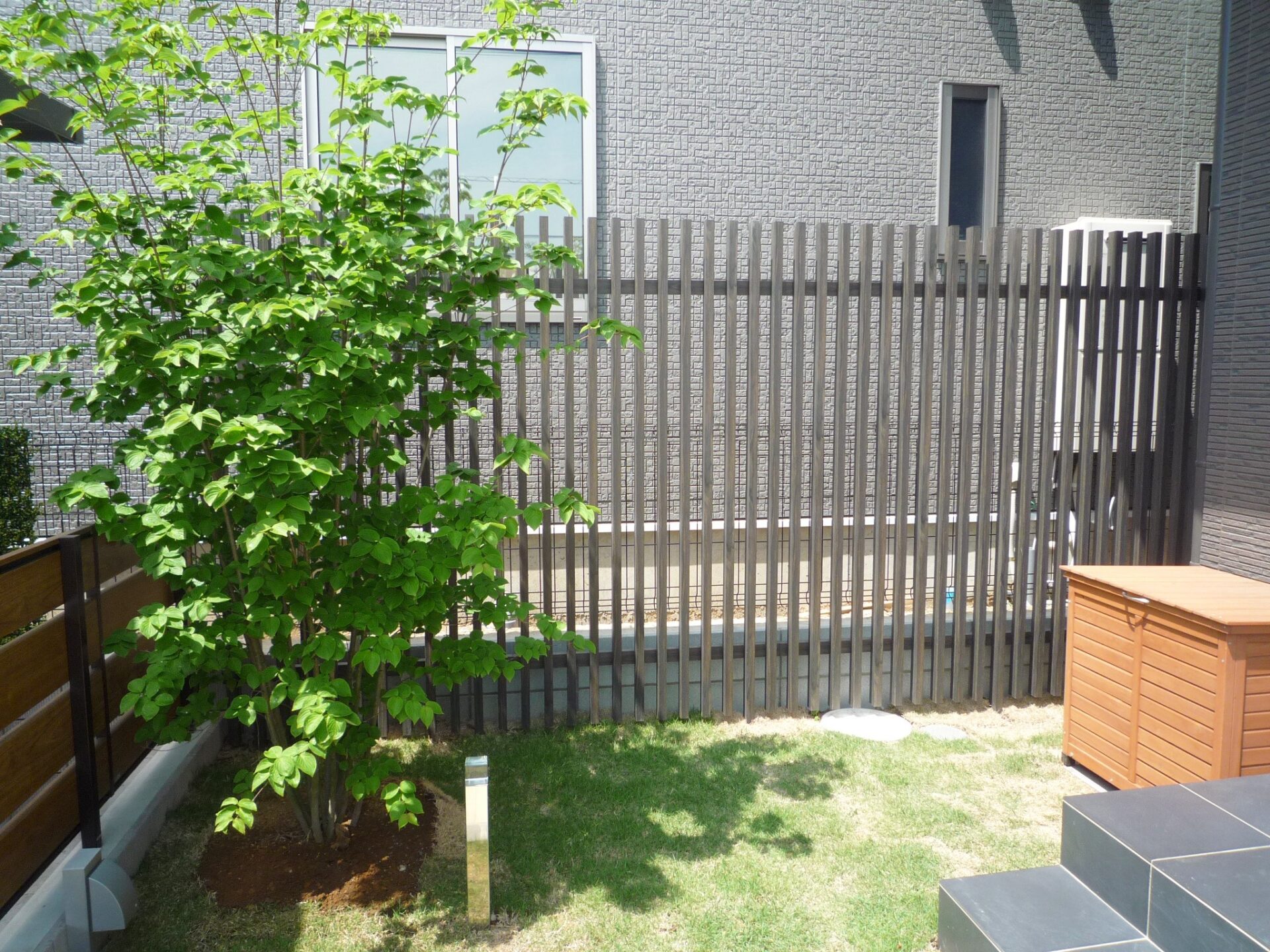 滑川町　高低差が映える建物との調和したエクステリアの隣家側目隠しフェンス