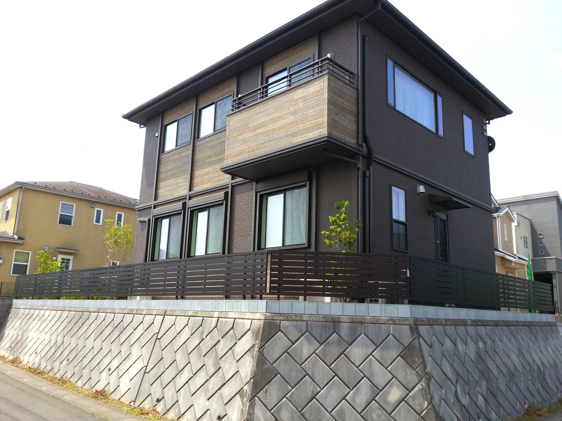 滑川町　高低差が映える建物との調和したエクステリアの境界フェンス