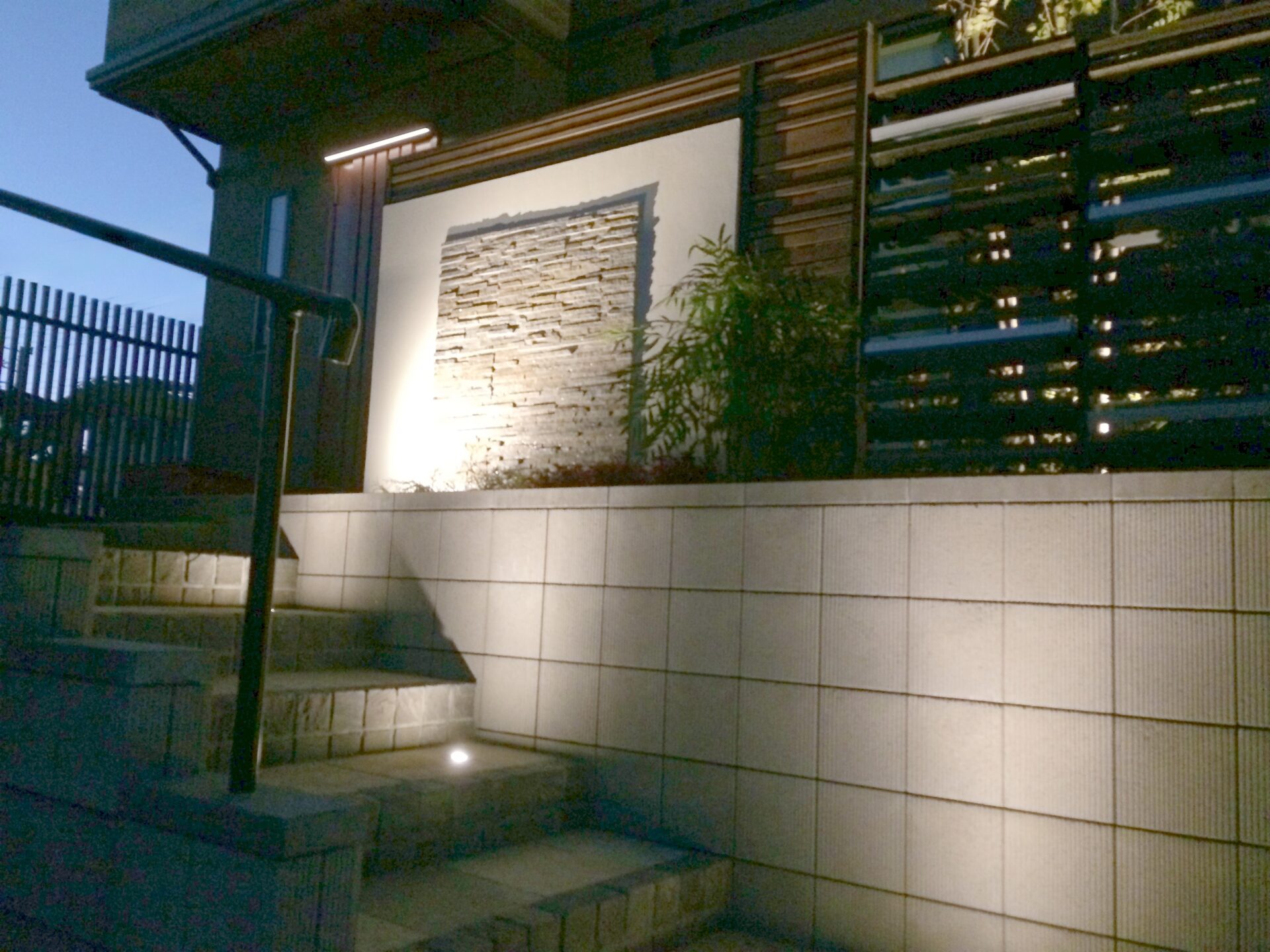 滑川町　高低差が映える建物との調和したエクステリアのアプローチのライティング