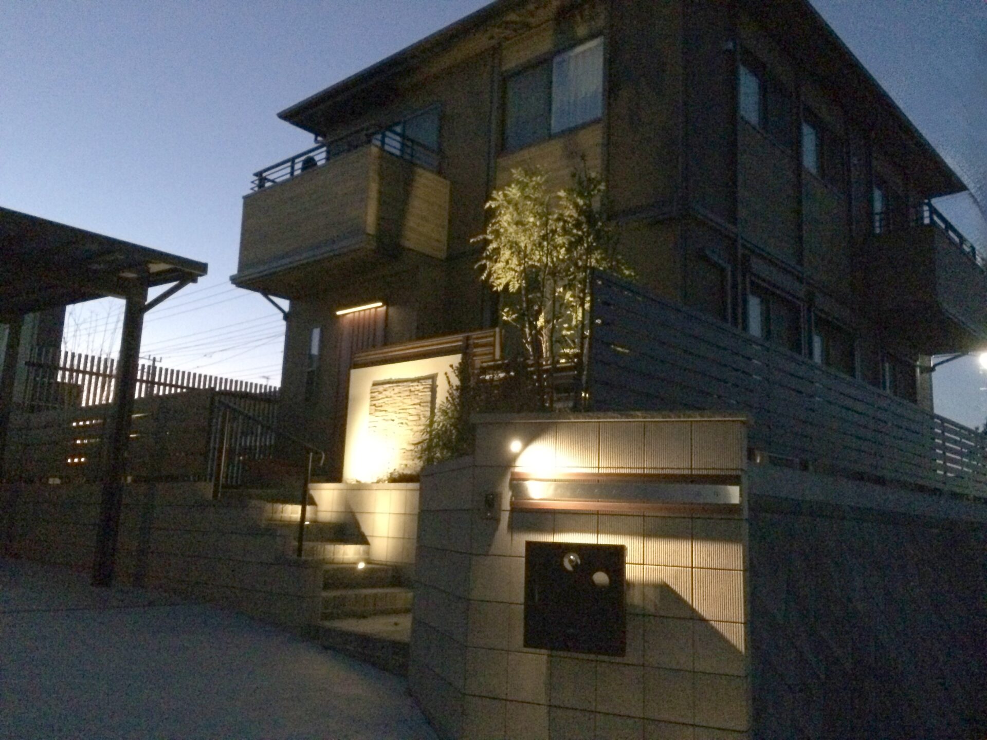 滑川町　高低差が映える建物との調和したエクステリアの全体のライティング