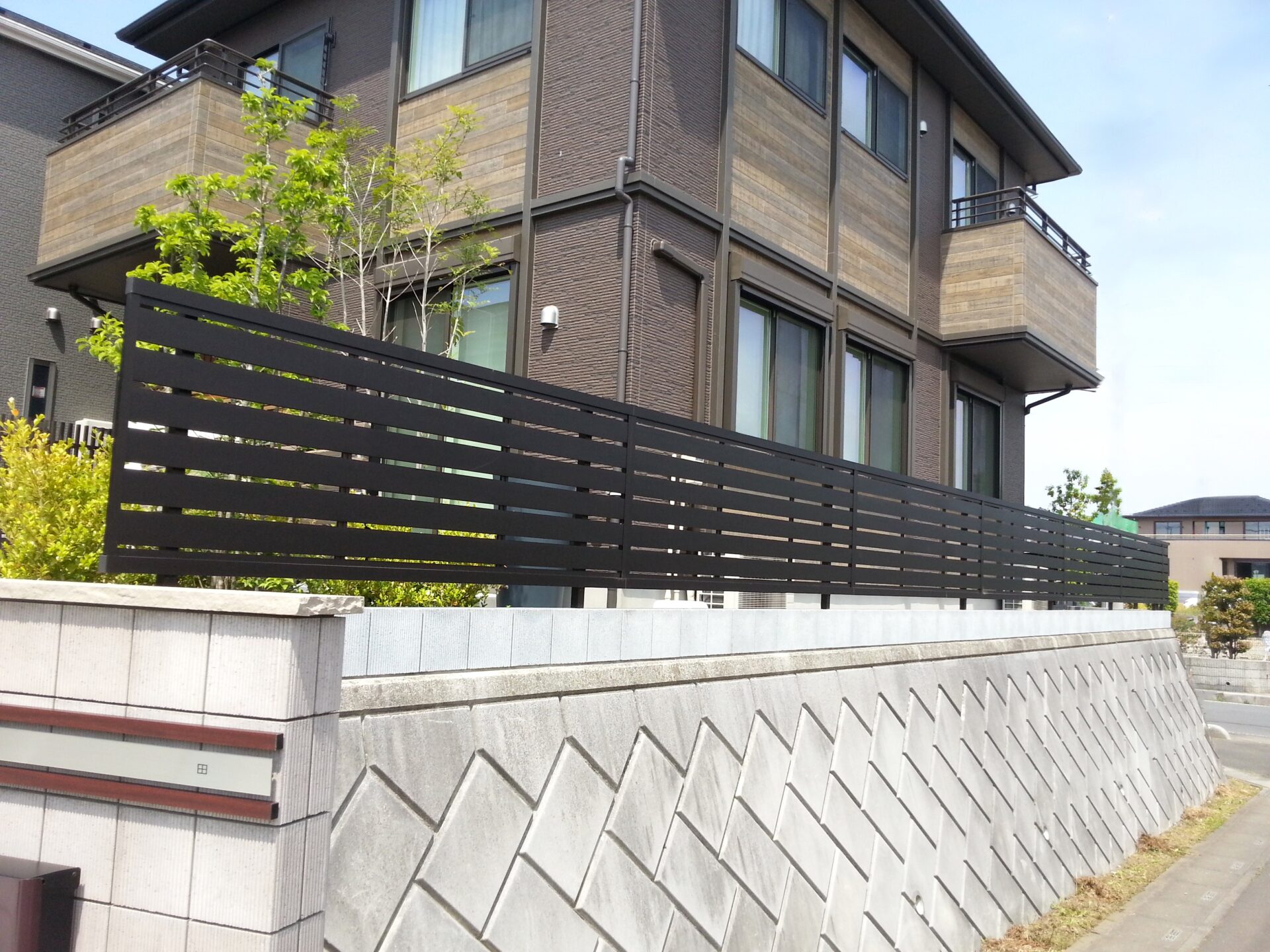 滑川町　高低差が映える建物との調和したエクステリアの境界フェンス詳細