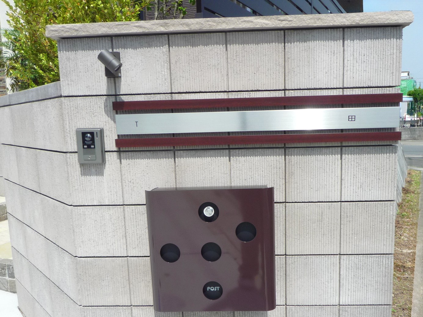 滑川町　高低差が映える建物との調和したエクステリアの門柱