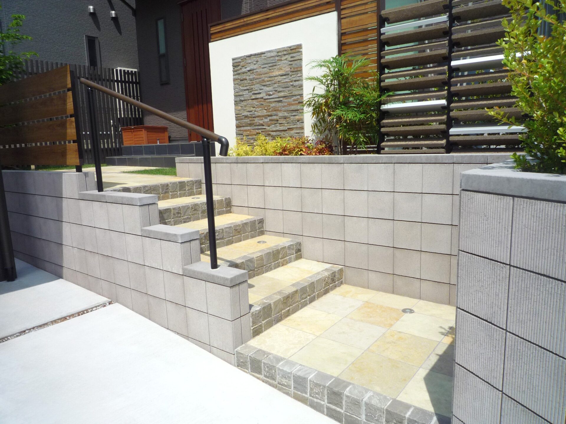 滑川町　高低差が映える建物との調和したエクステリアのアプローチ