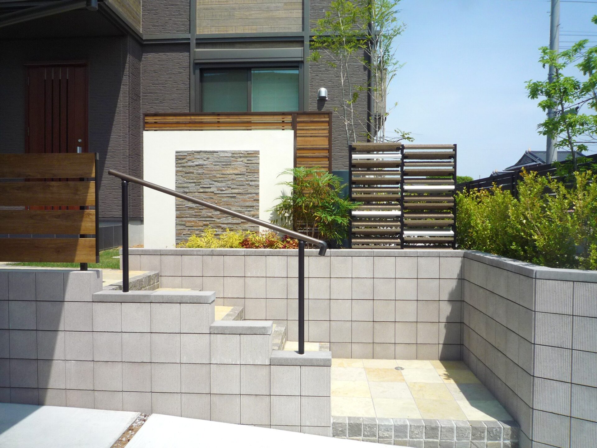 滑川町　高低差が映える建物との調和したエクステリアのアプローチ正面