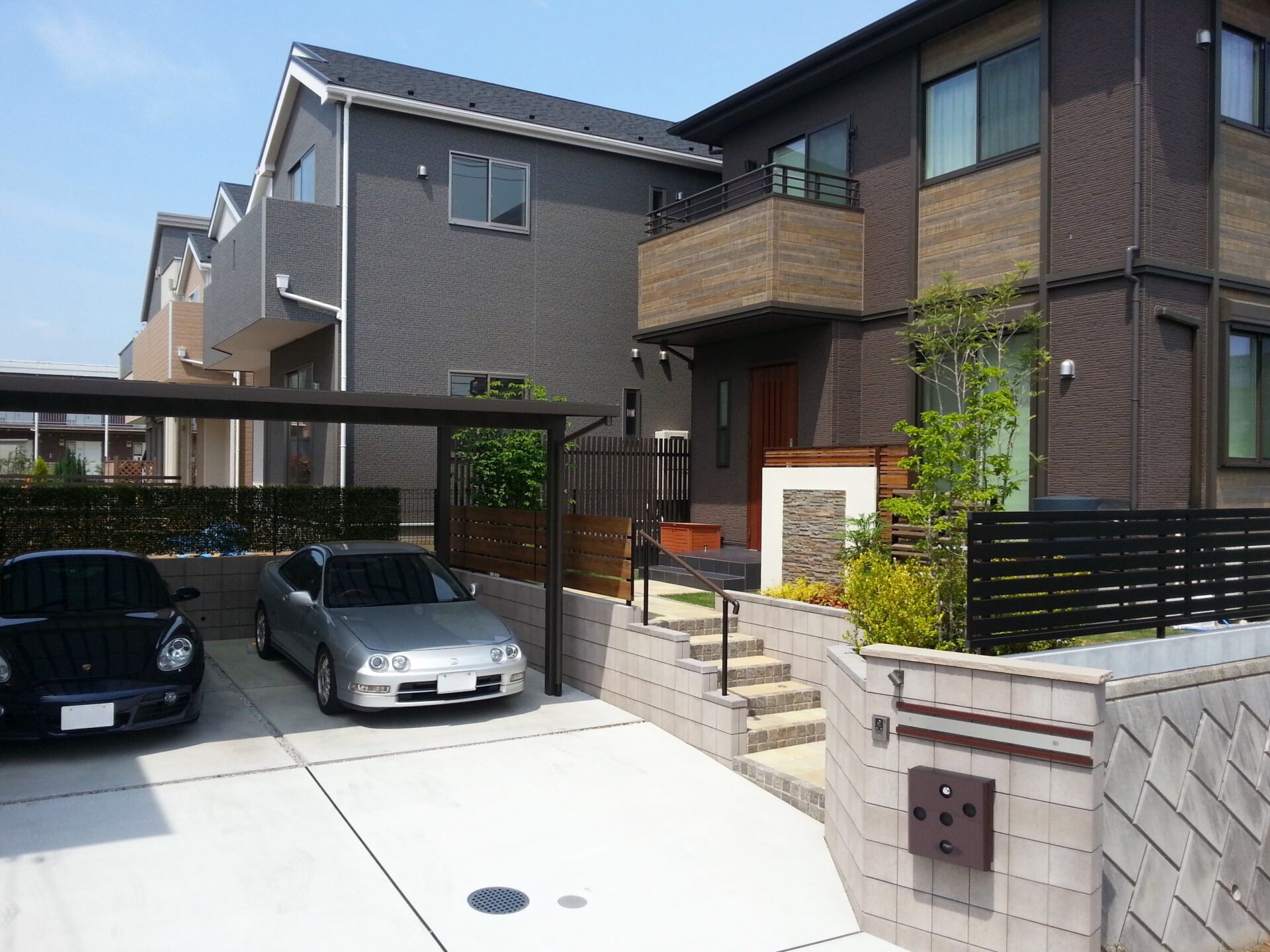 滑川町　高低差が映える建物との調和したエクステリア