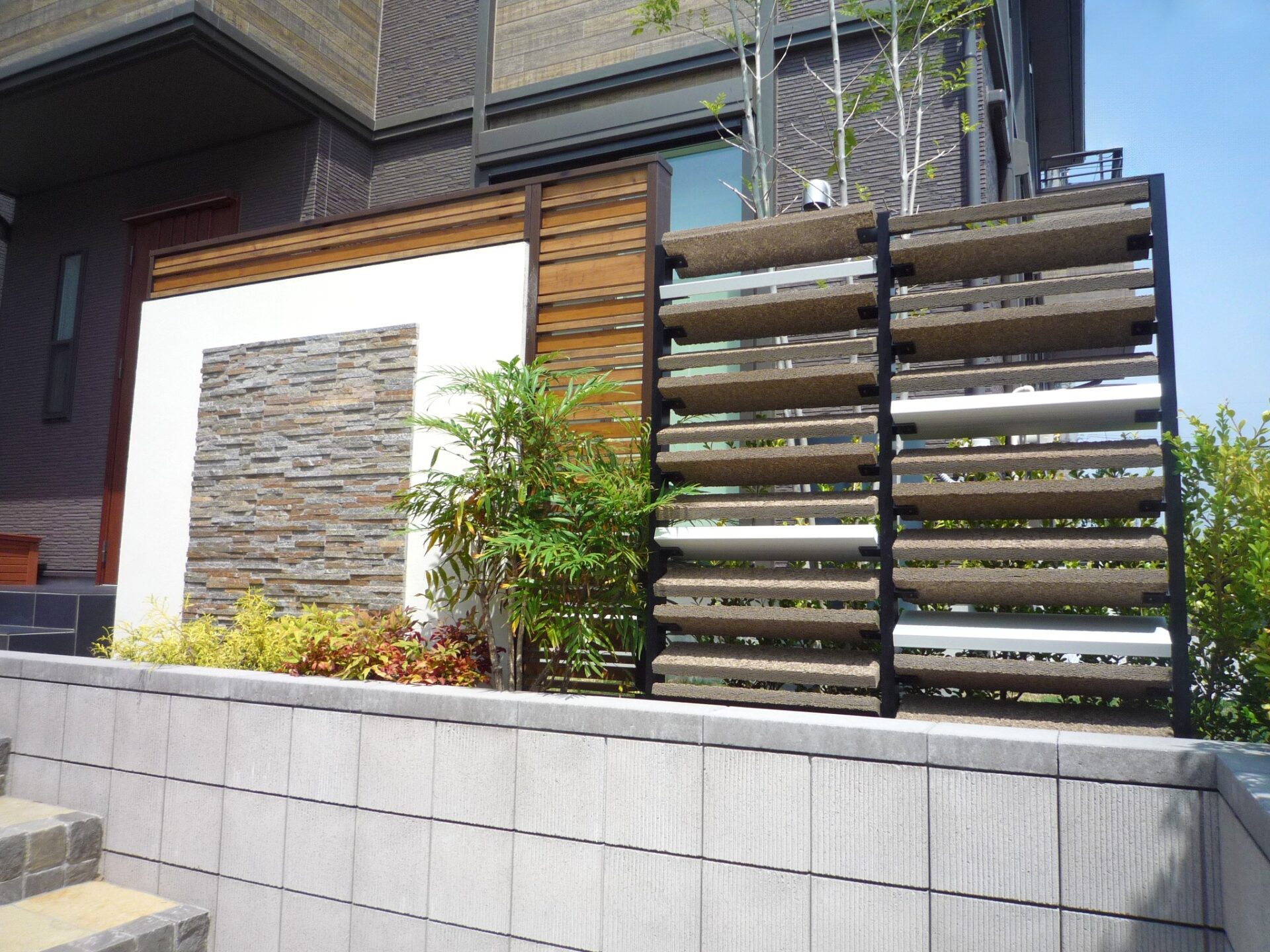 滑川町　高低差が映える建物との調和したエクステリアのデザインウォールとルーバー