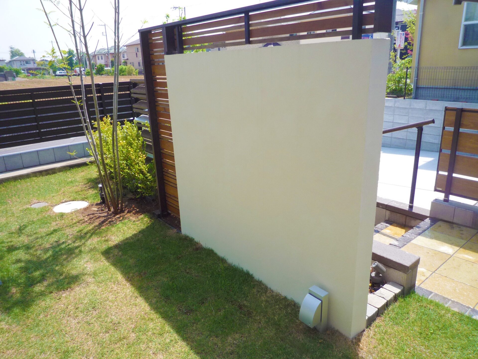 滑川町　高低差が映える建物との調和したエクステリアのデザインウォールとルーバーの裏側