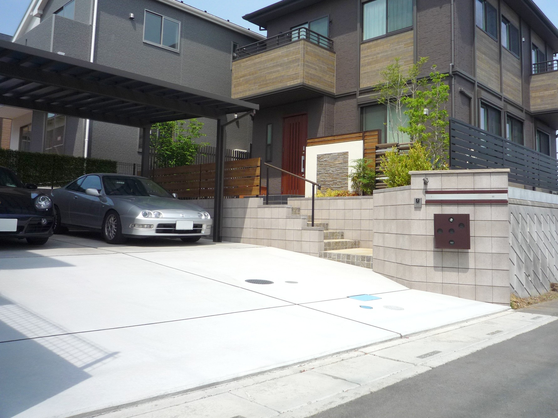 滑川町　高低差が映える建物との調和したエクステリアの車庫まわり