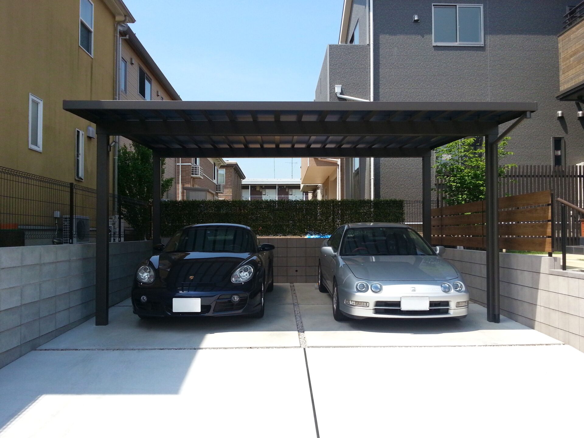 滑川町　高低差が映える建物との調和したエクステリアの駐車スペース