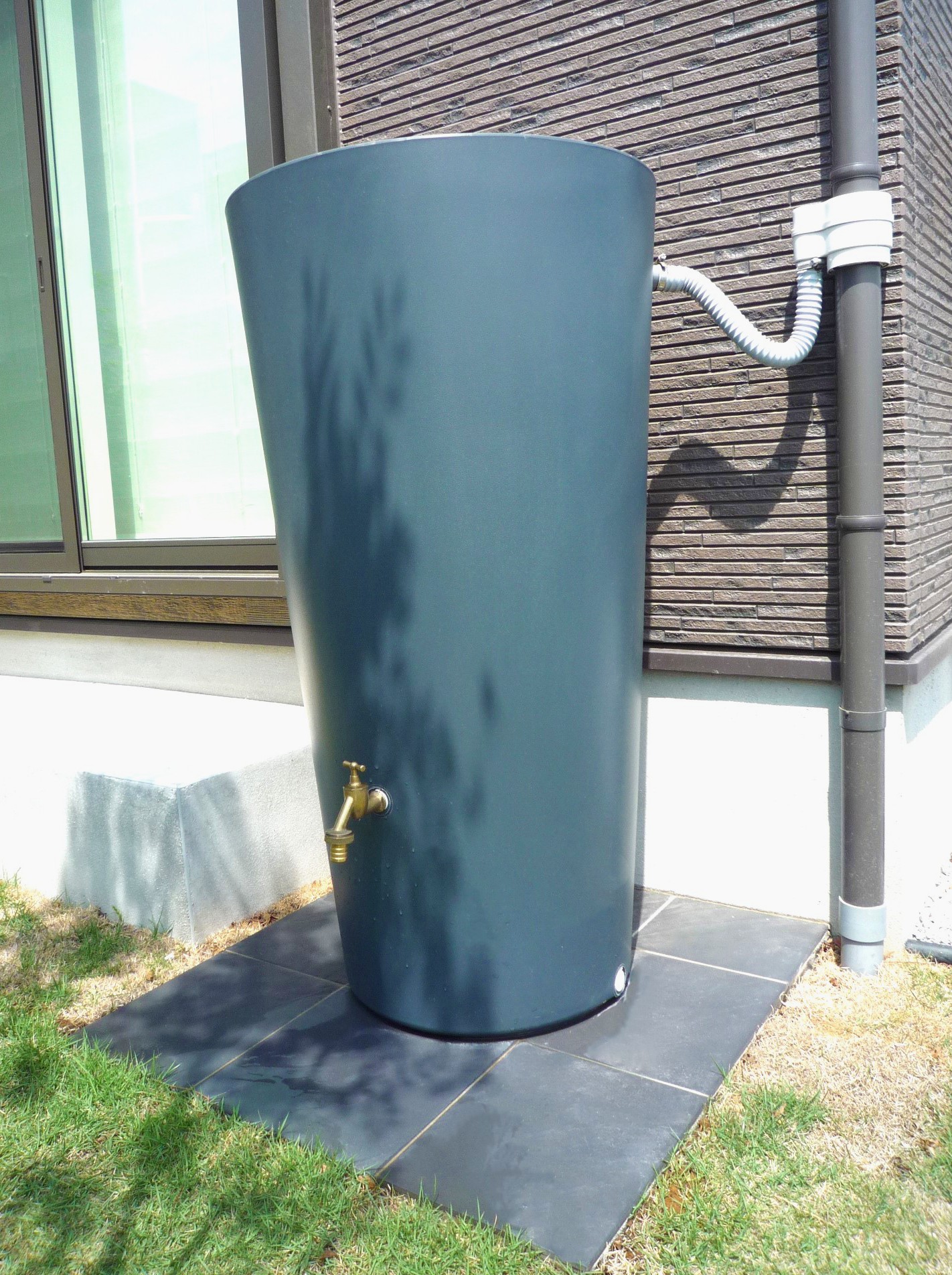 滑川町　高低差が映える建物との調和したエクステリアの雨水タンク