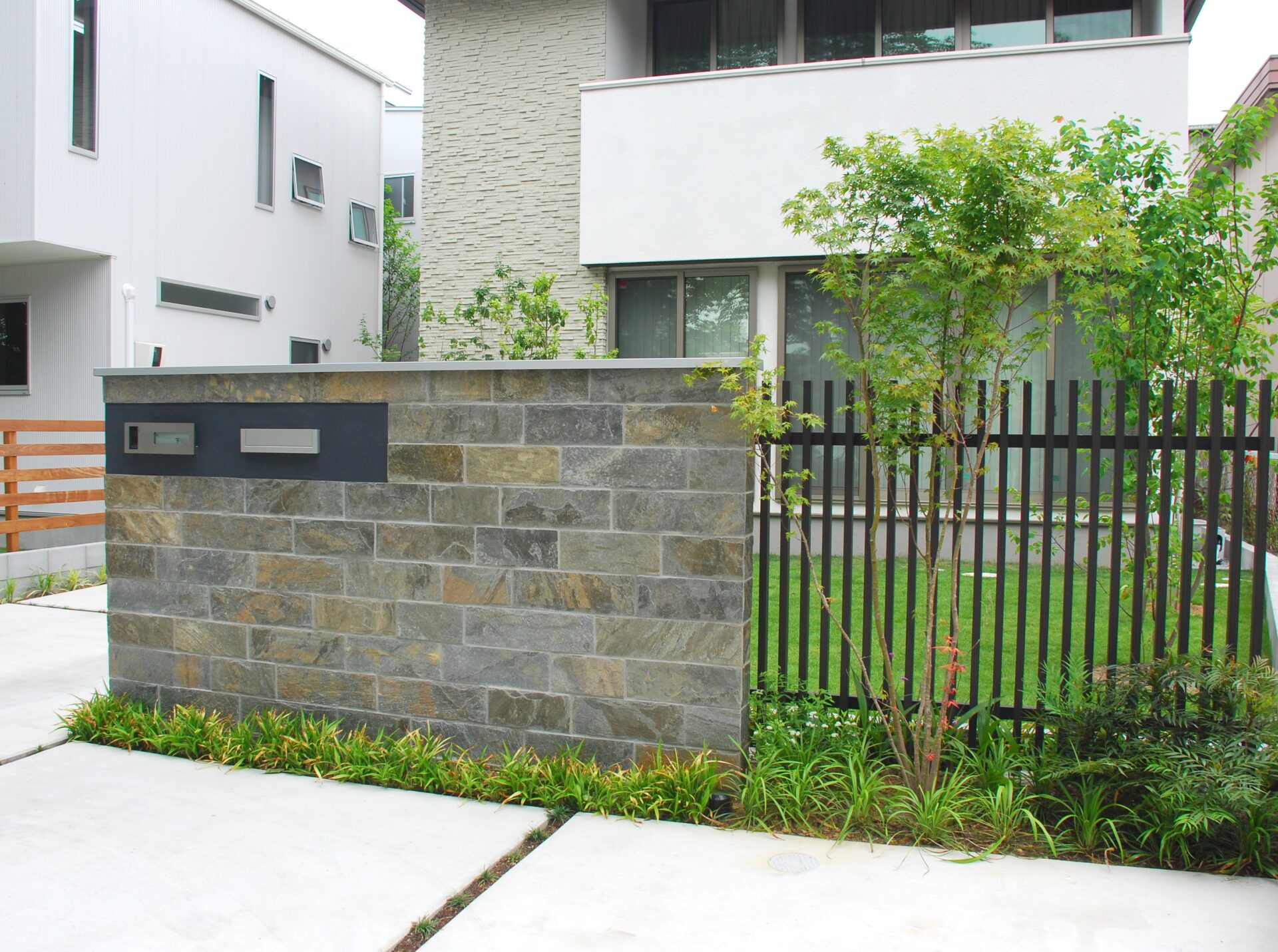 熊谷市　天然石張りの門柱がモダンな印象のオープン外構の門まわり