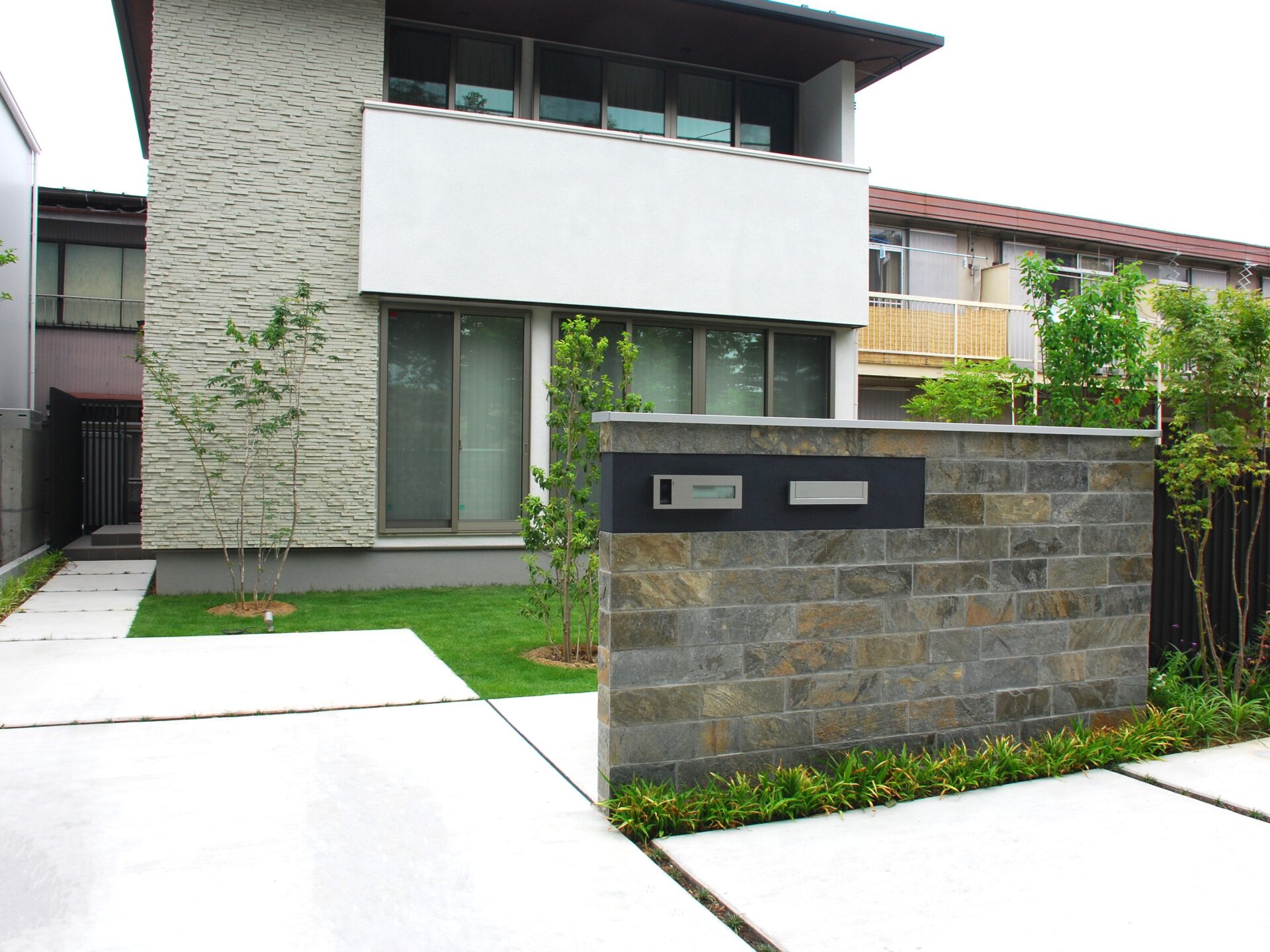 熊谷市　天然石張りの門柱がモダンな印象のオープン外構