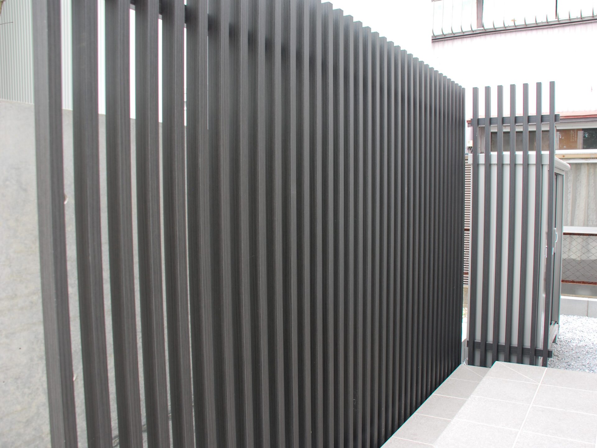 熊谷市　天然石張りの門柱がモダンな印象のオープン外構の目隠しフェンス