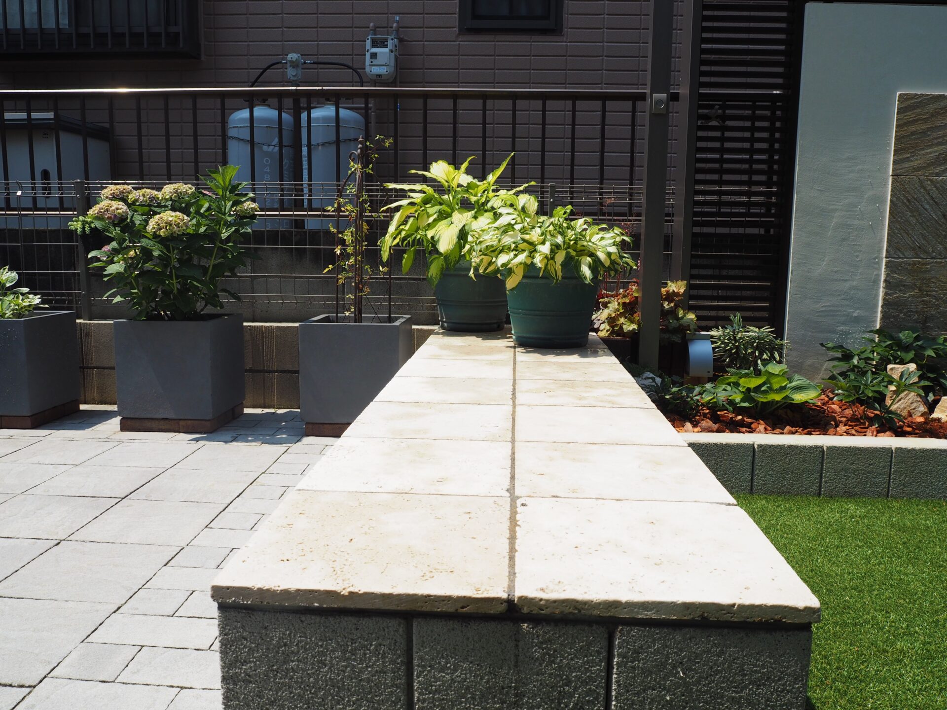 鴻巣市　植栽が色鮮やかなリゾート風プライベートガーデンの仕切り