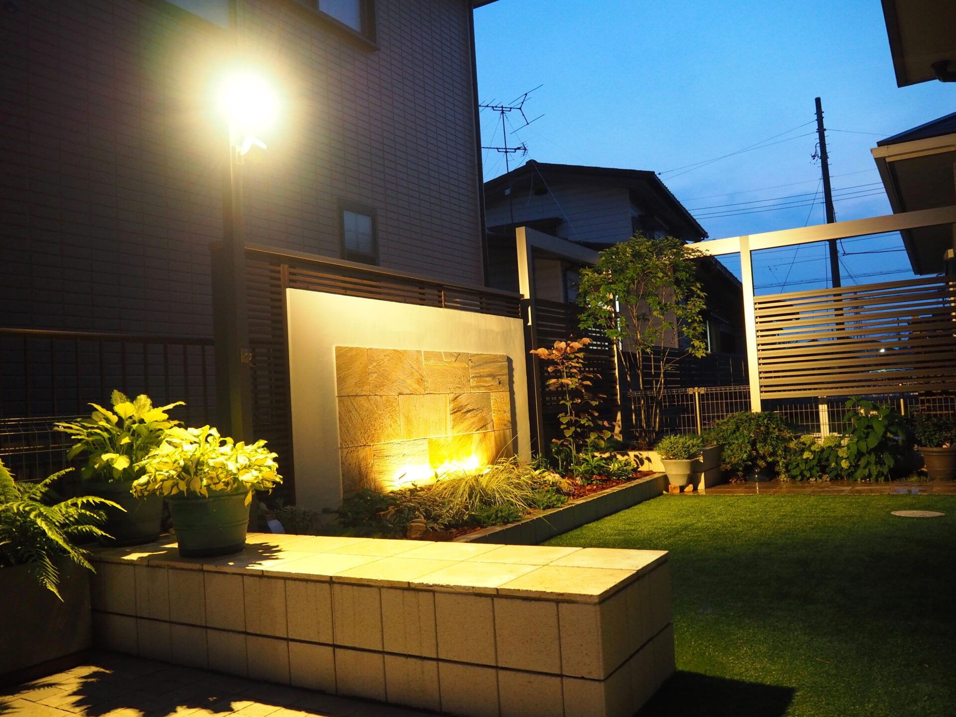 鴻巣市　存在感ある機能的ハイポールライトで奥行き感を演出