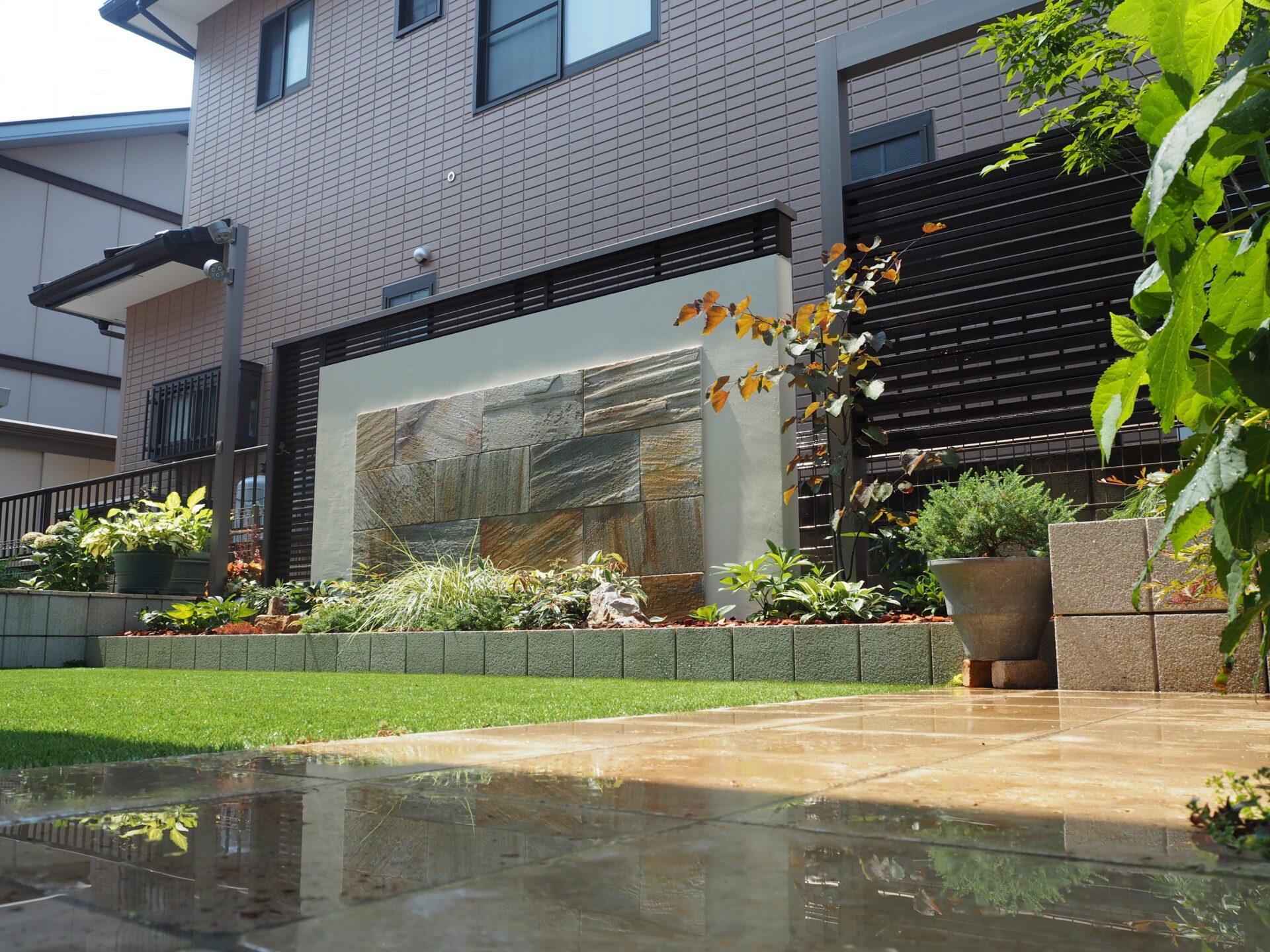 鴻巣市　植栽が色鮮やかなリゾート風プライベートガーデンの全体