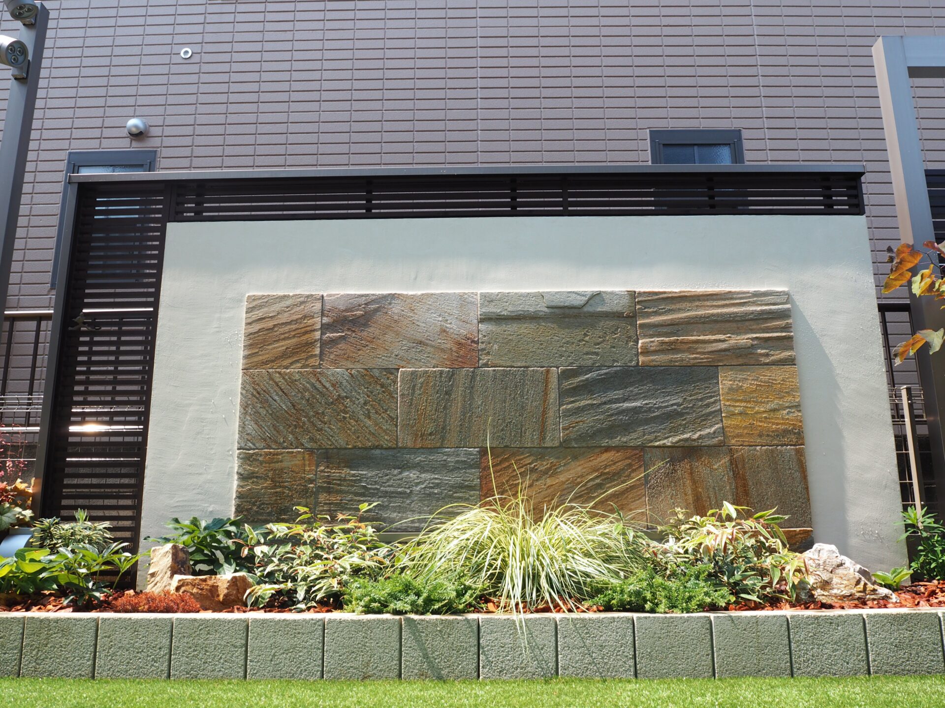 鴻巣市　植栽が色鮮やかなリゾート風プライベートガーデンのデザインウォール正面