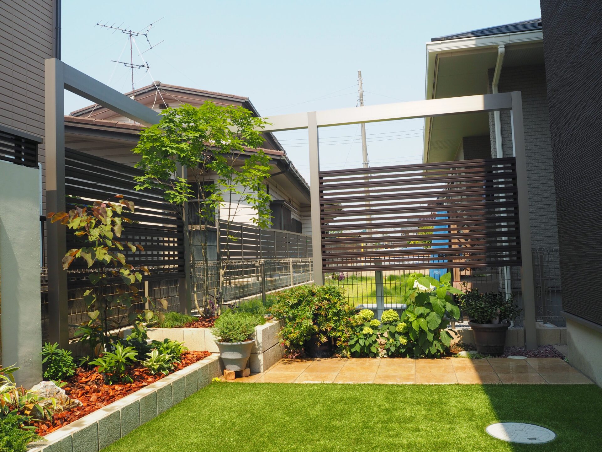 鴻巣市　植栽が色鮮やかなリゾート風プライベートガーデンの目隠しフェンス