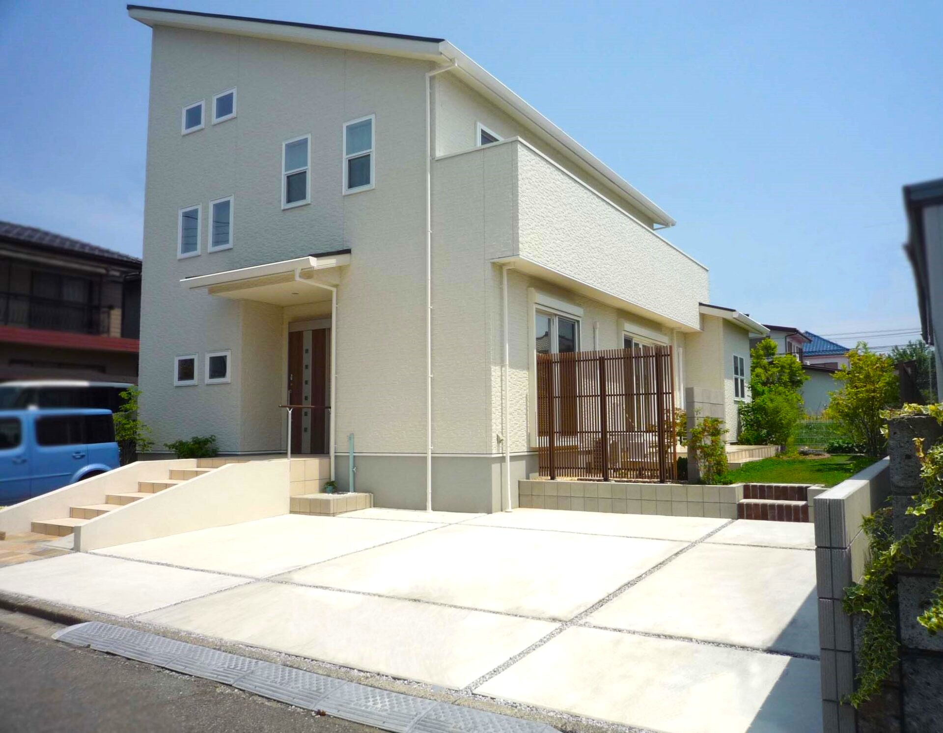 鴻巣市　スタイリッシュな外観と調和するナチュラルテイストな外構
