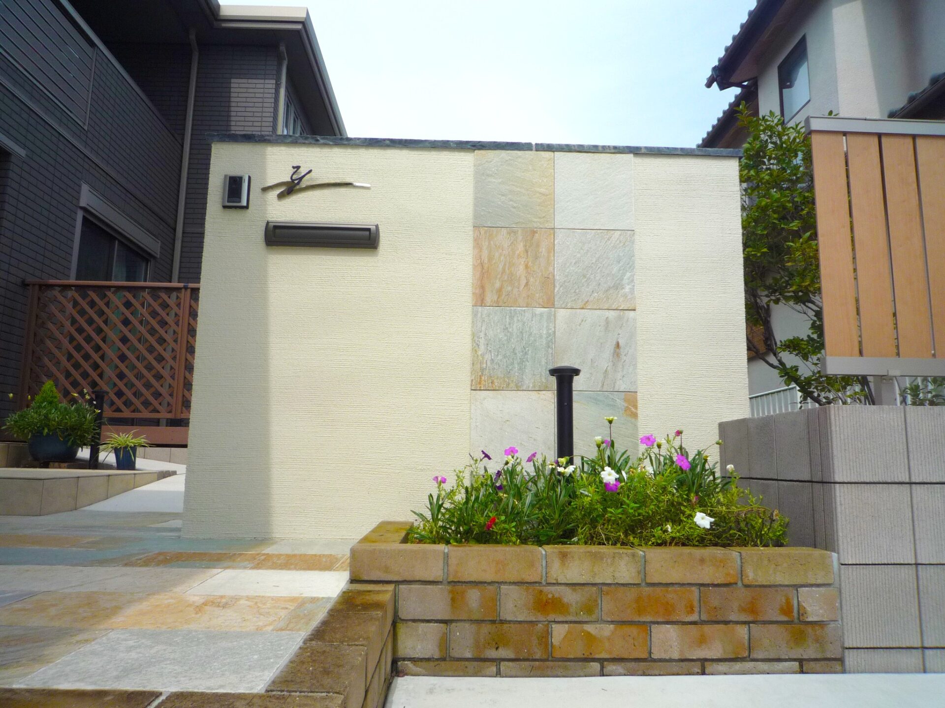 行田市　天然石のアプローチと大きな塗り壁門柱で高級感ある外構の門柱