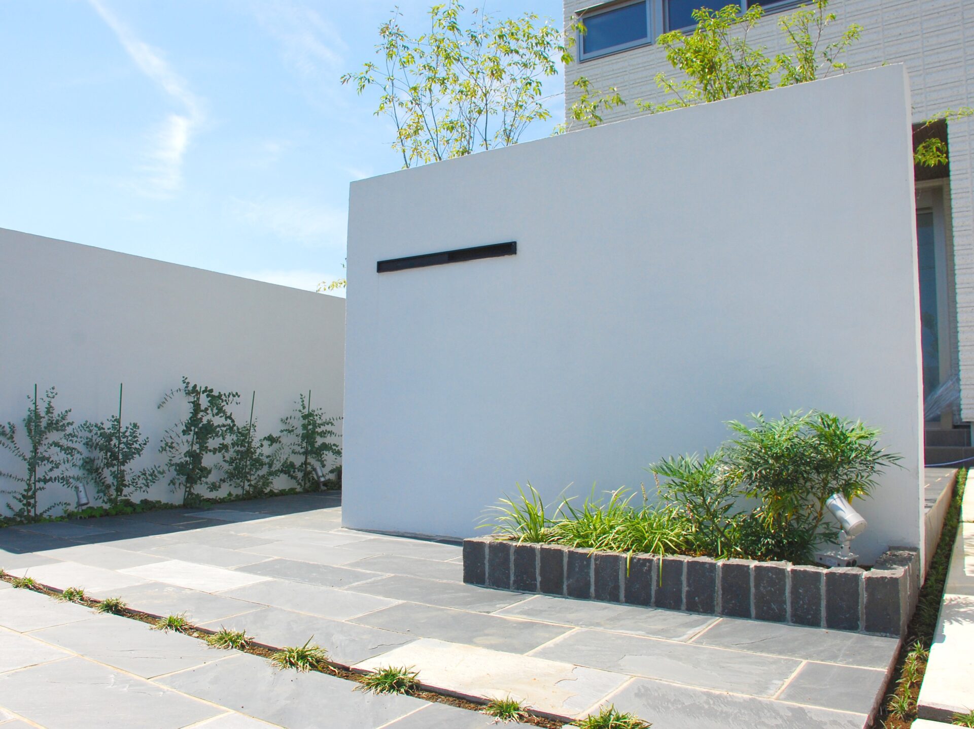 北本市　色と音にこだわった寛ぎの空間 おもてなしのお庭の門柱