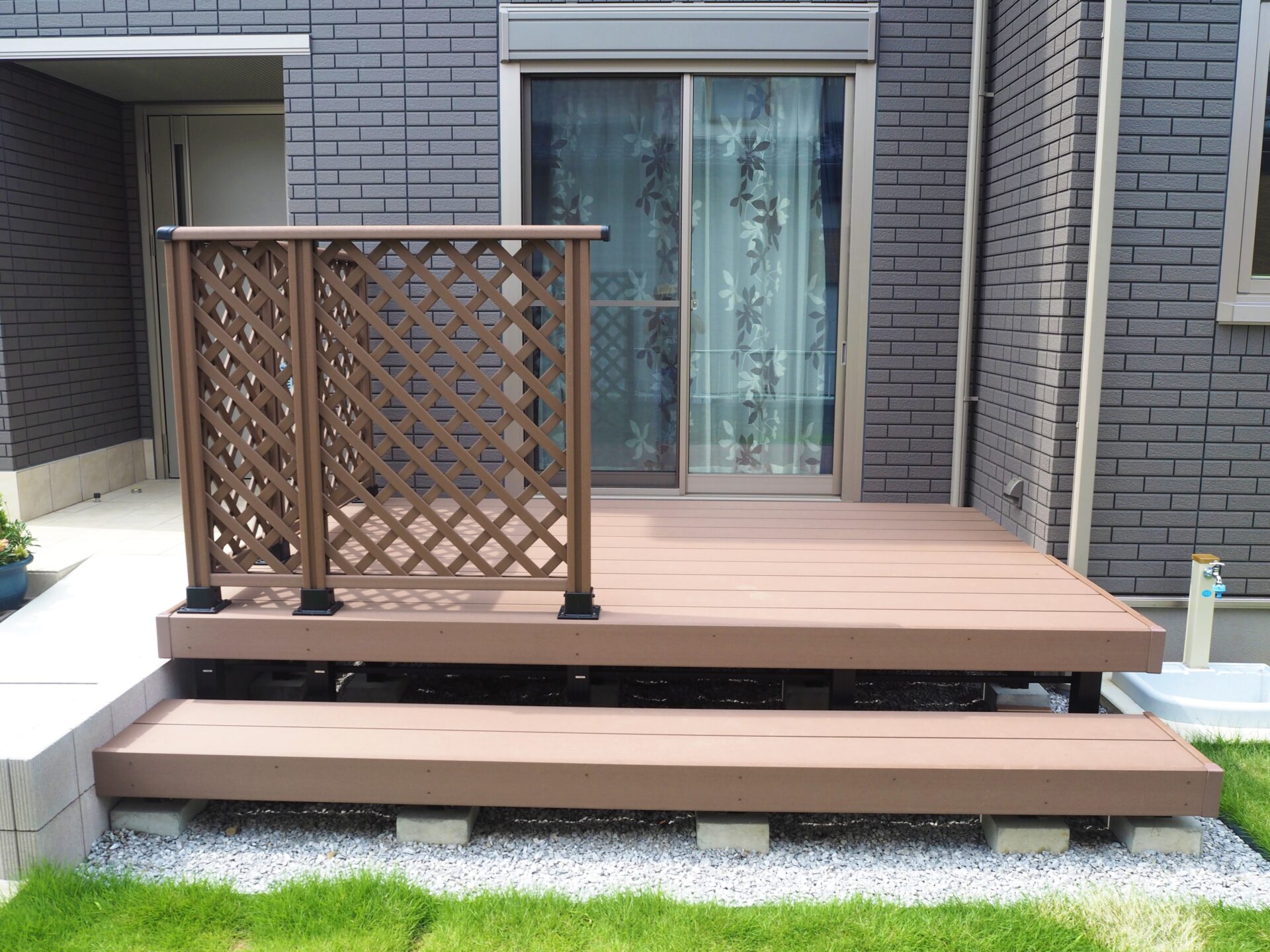 行田市　天然石のアプローチと大きな塗り壁門柱で高級感ある外構の庭まわり