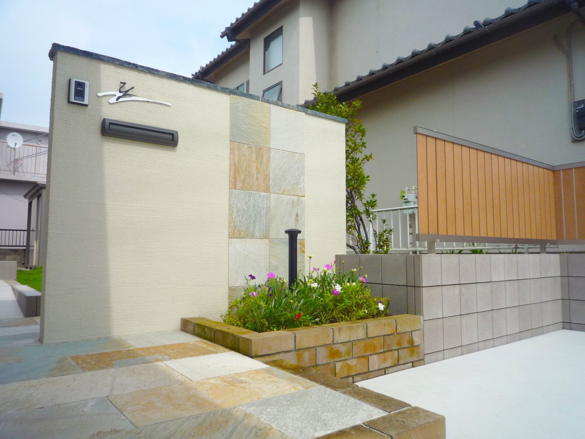 行田市　天然石のアプローチと大きな塗り壁門柱で高級感ある外構の門まわり