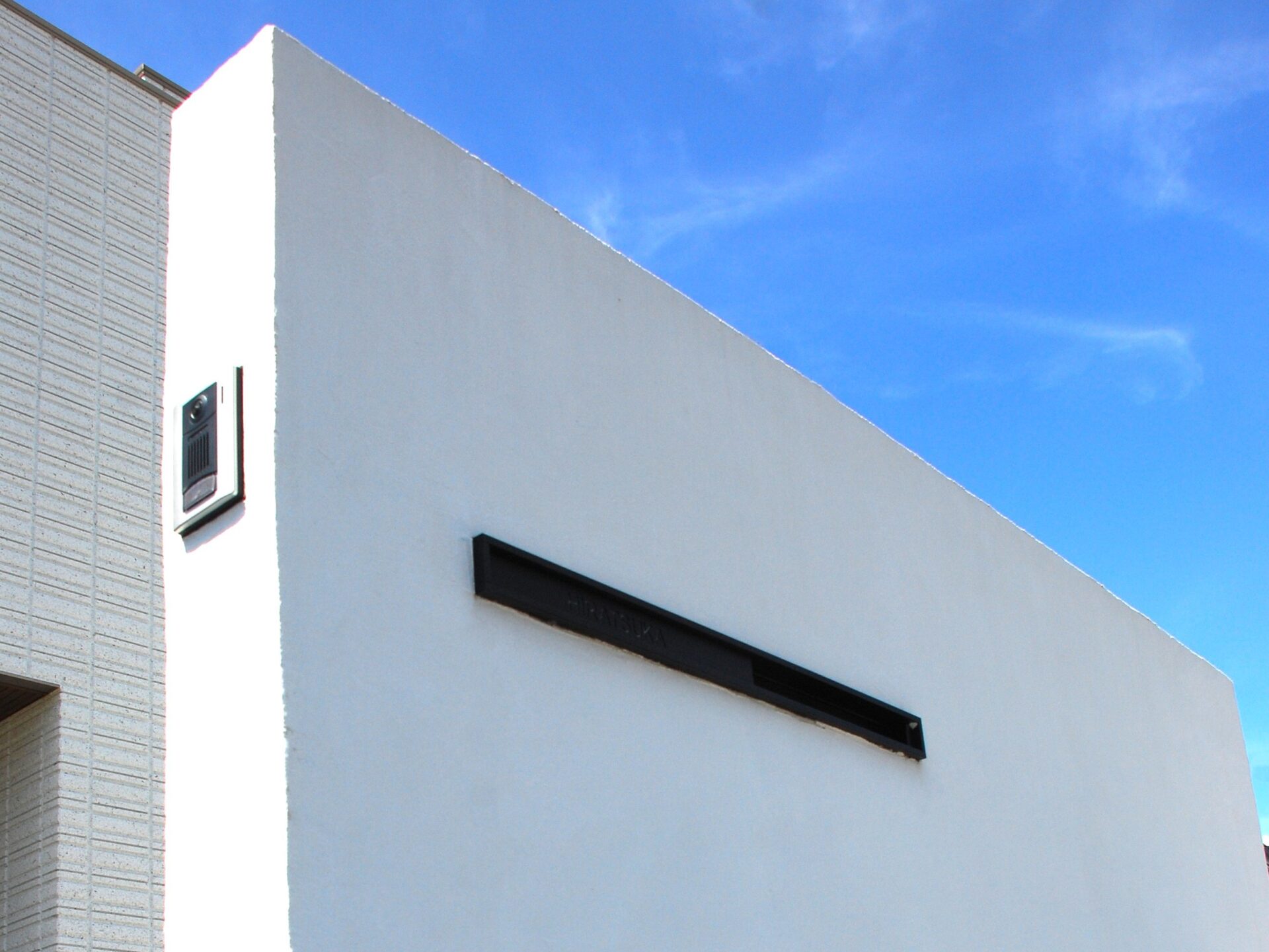 北本市　色と音にこだわった寛ぎの空間 おもてなしのお庭の門柱のポストとインターホン