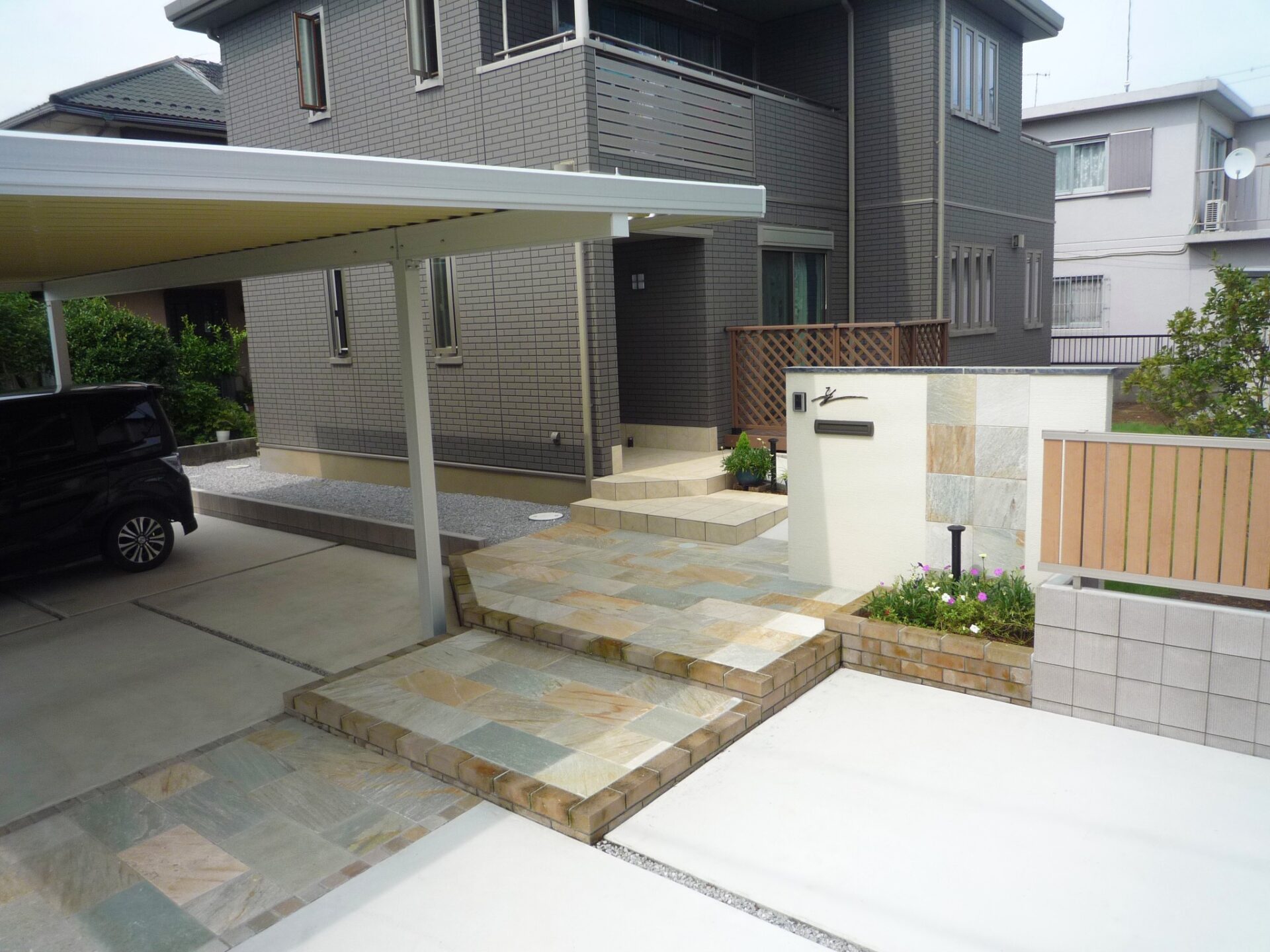 行田市　天然石のアプローチと大きな塗り壁門柱で高級感ある外構のアプローチ