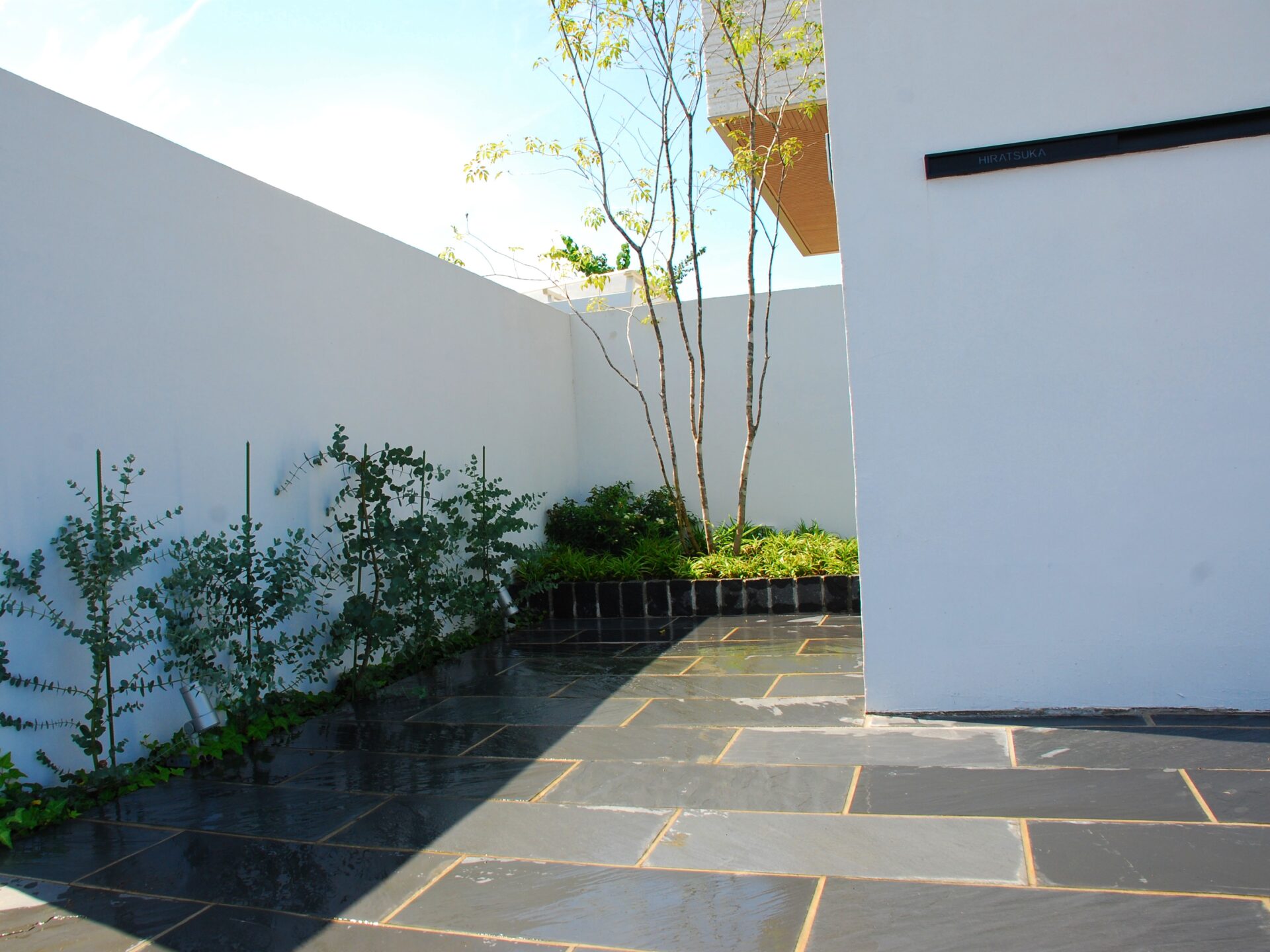 北本市　色と音にこだわった寛ぎの空間 おもてなしのお庭のアプローチ