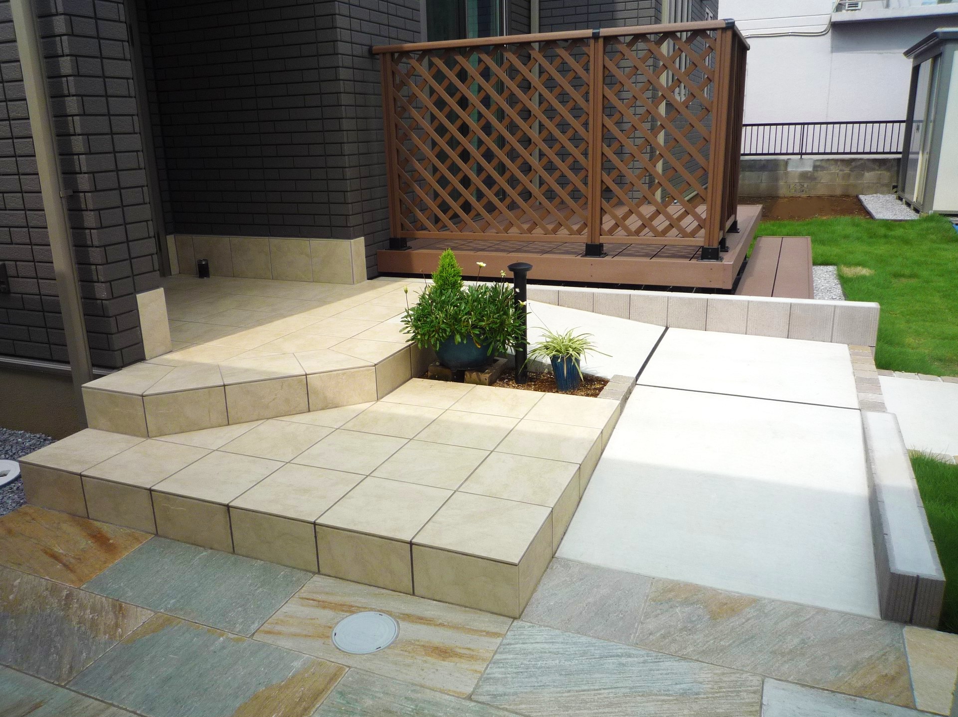 行田市　天然石のアプローチと大きな塗り壁門柱で高級感ある外構の玄関まわり