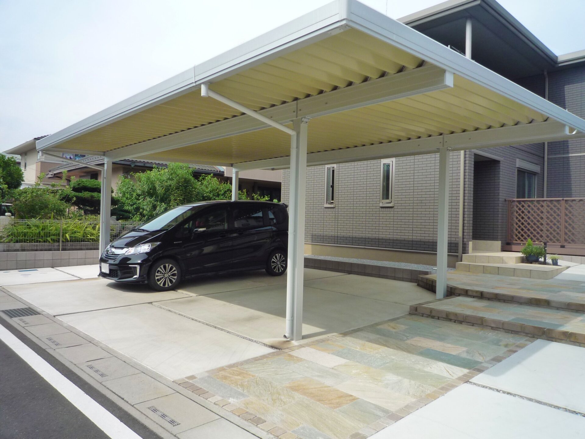 行田市　天然石のアプローチと大きな塗り壁門柱で高級感ある外構のカーポート