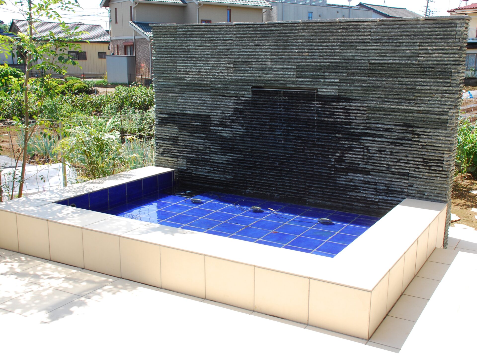 北本市　色と音にこだわった寛ぎの空間 おもてなしのお庭の水場