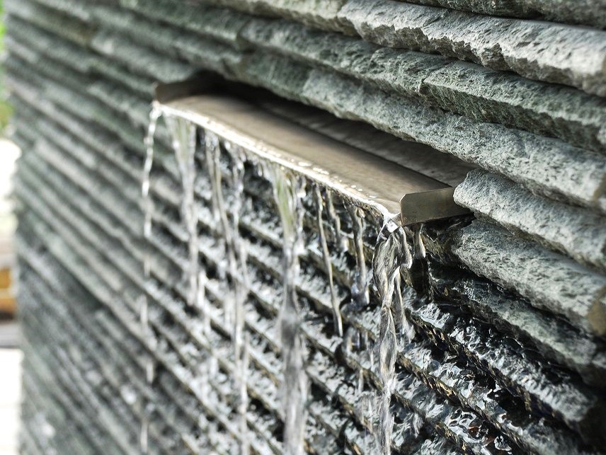 北本市　色と音にこだわった寛ぎの空間 おもてなしのお庭の壁泉