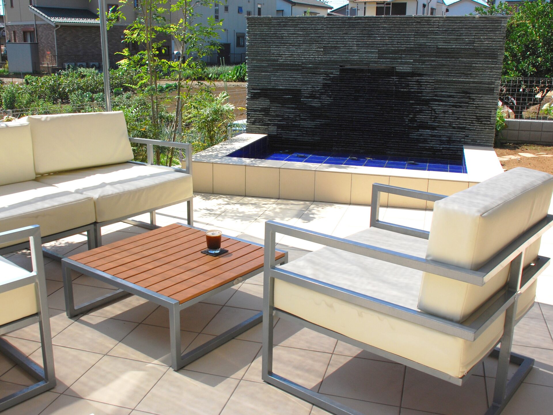 北本市　色と音にこだわった寛ぎの空間 おもてなしのお庭のテラス全体