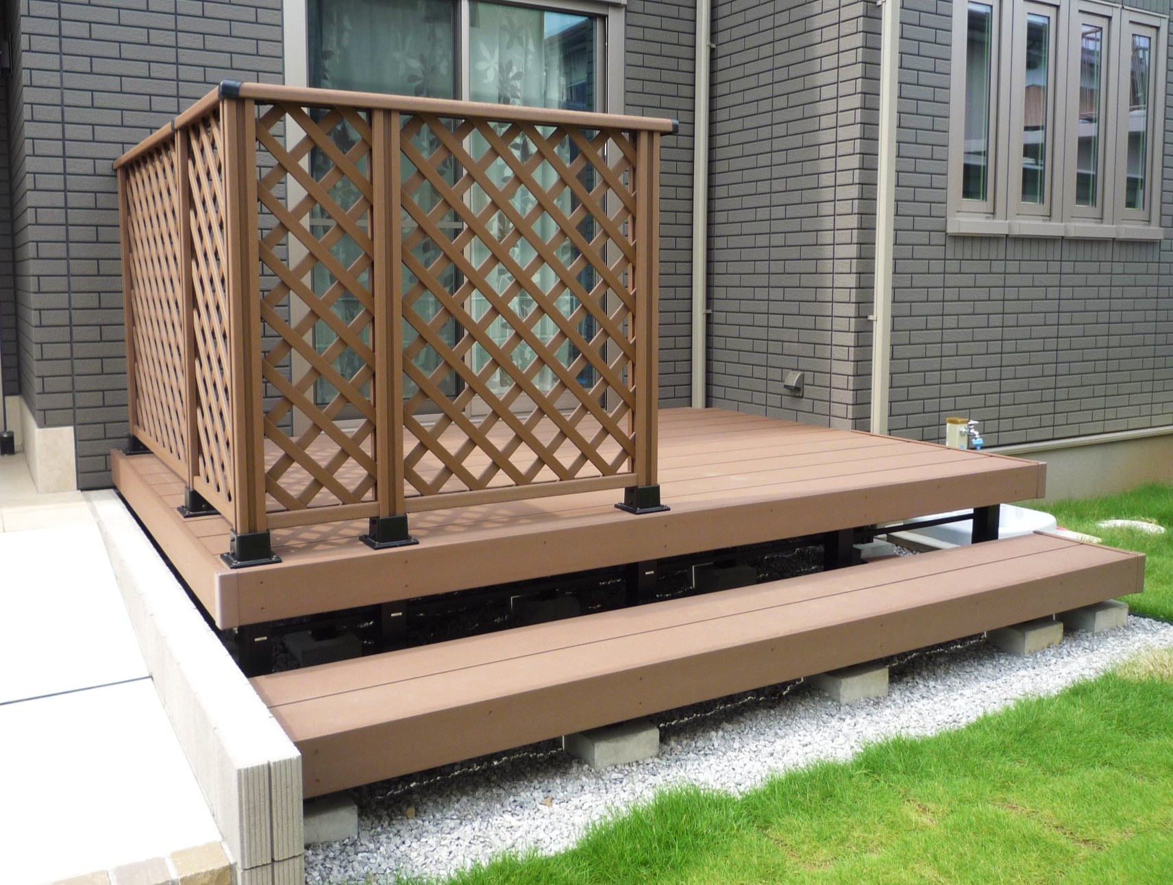 行田市　天然石のアプローチと大きな塗り壁門柱で高級感ある外構のウッドデッキ