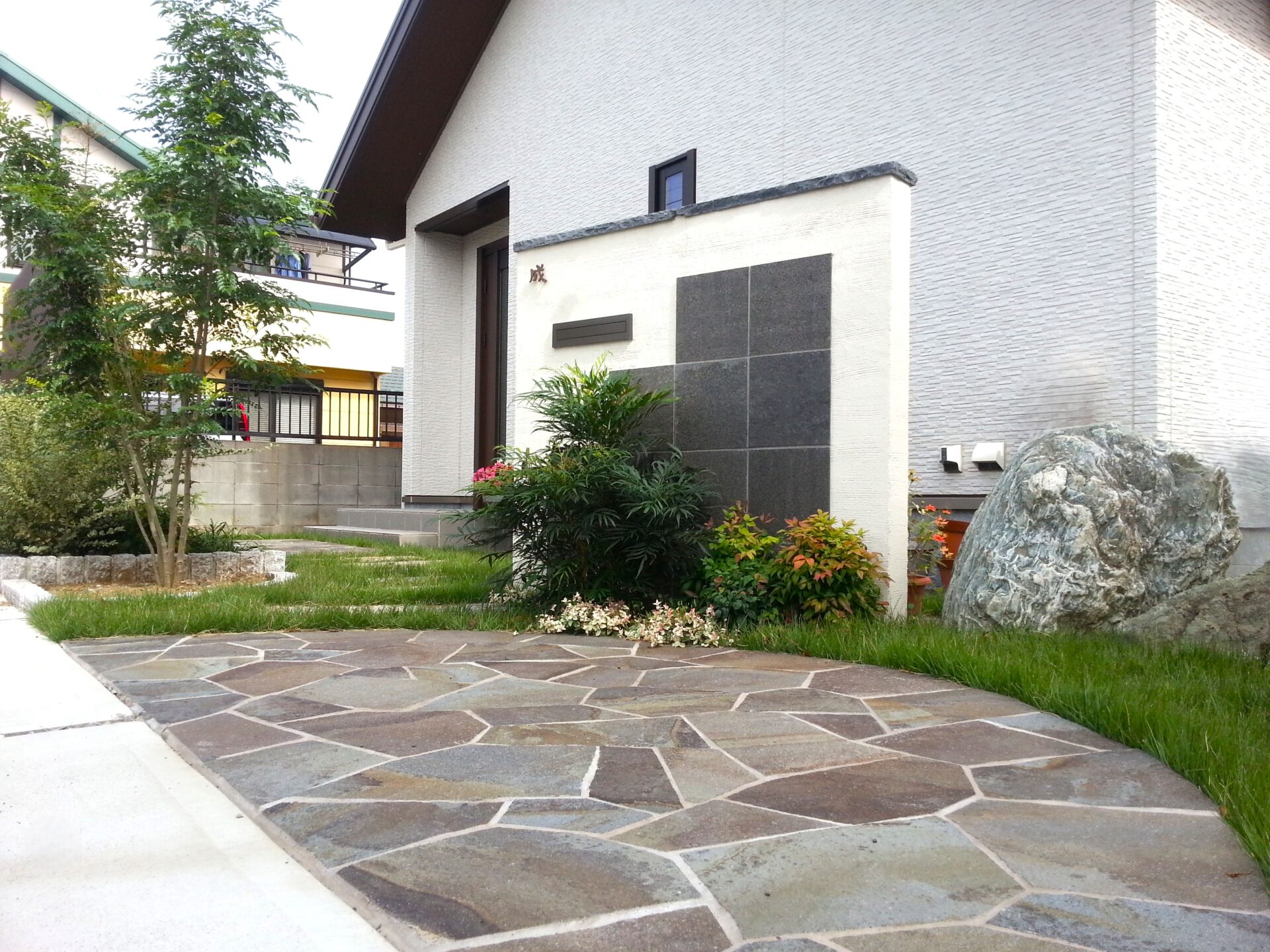 上尾市　天然石を使ったさりげない和の趣が素敵な外構