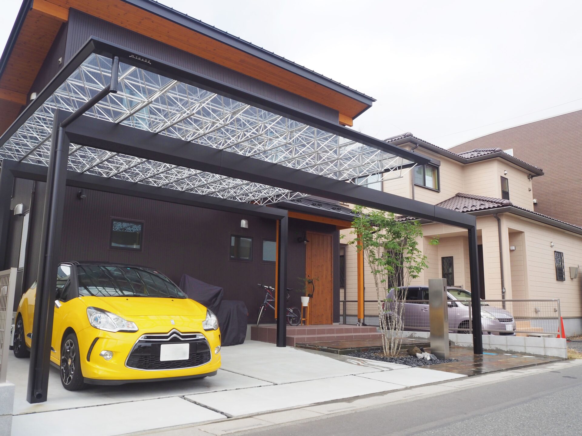 鴻巣市　和モダン×スタイリッシュな雰囲気のオープン外構のカーポート三協アルミMシェード