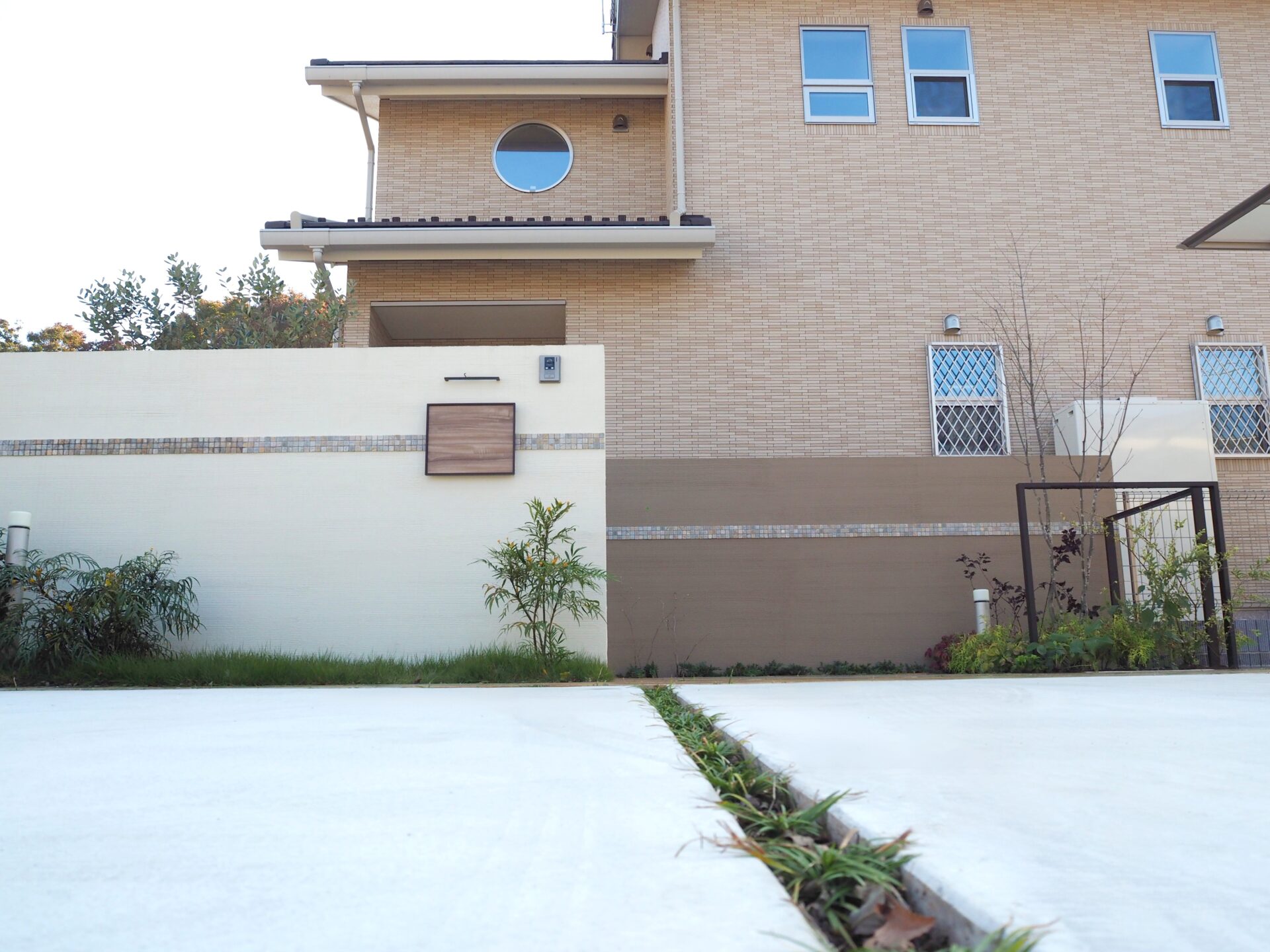 本庄市　2つのウォールが空間を広く見せるファサードデザインの門まわり