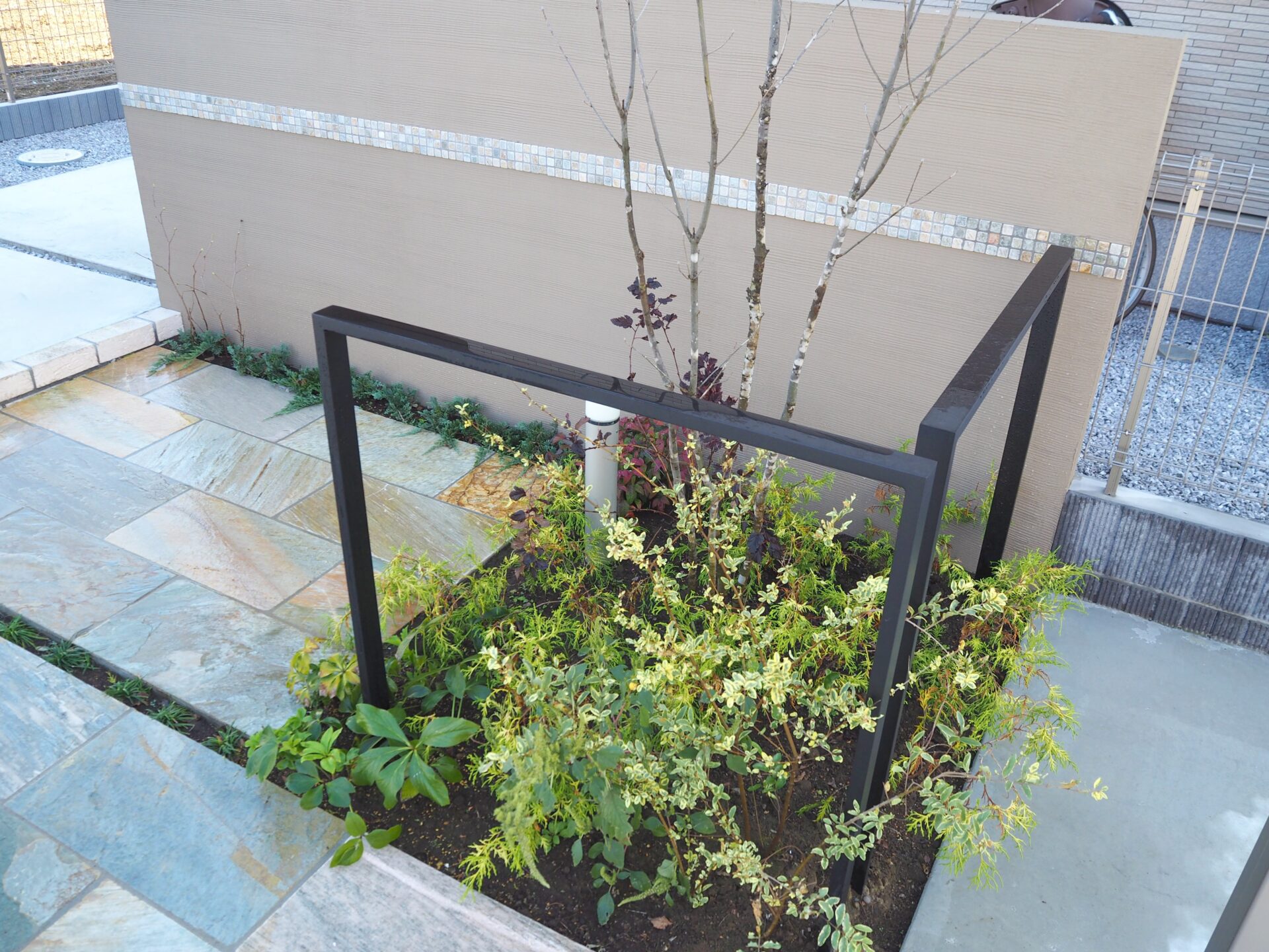 本庄市　2つのウォールが空間を広く見せるファサードデザインのアプローチ