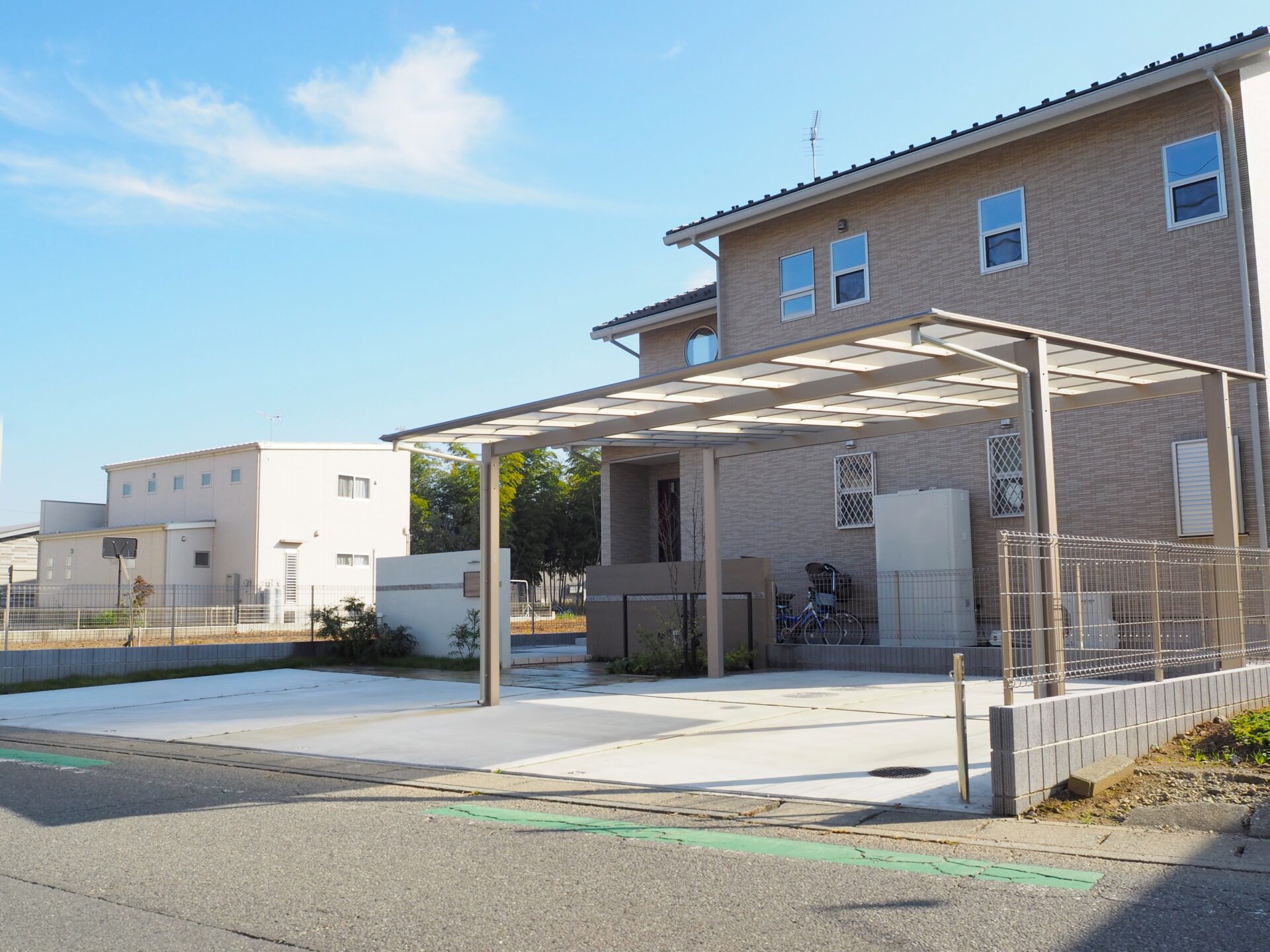 本庄市　2つのウォールが空間を広く見せるファサードデザインの車庫まわり