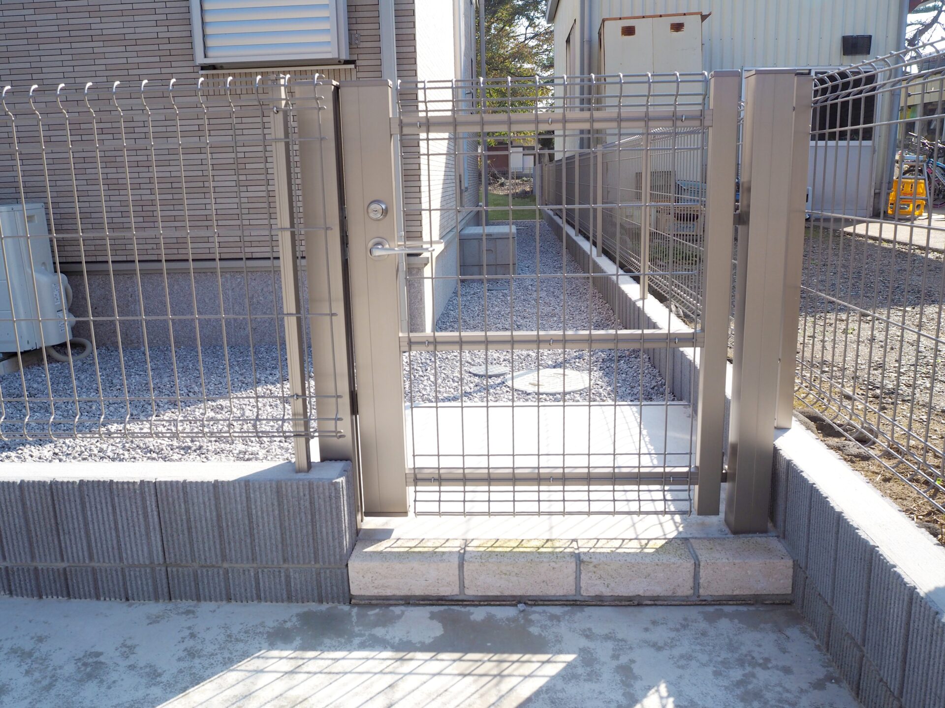 本庄市　2つのウォールが空間を広く見せるファサードデザインの門扉