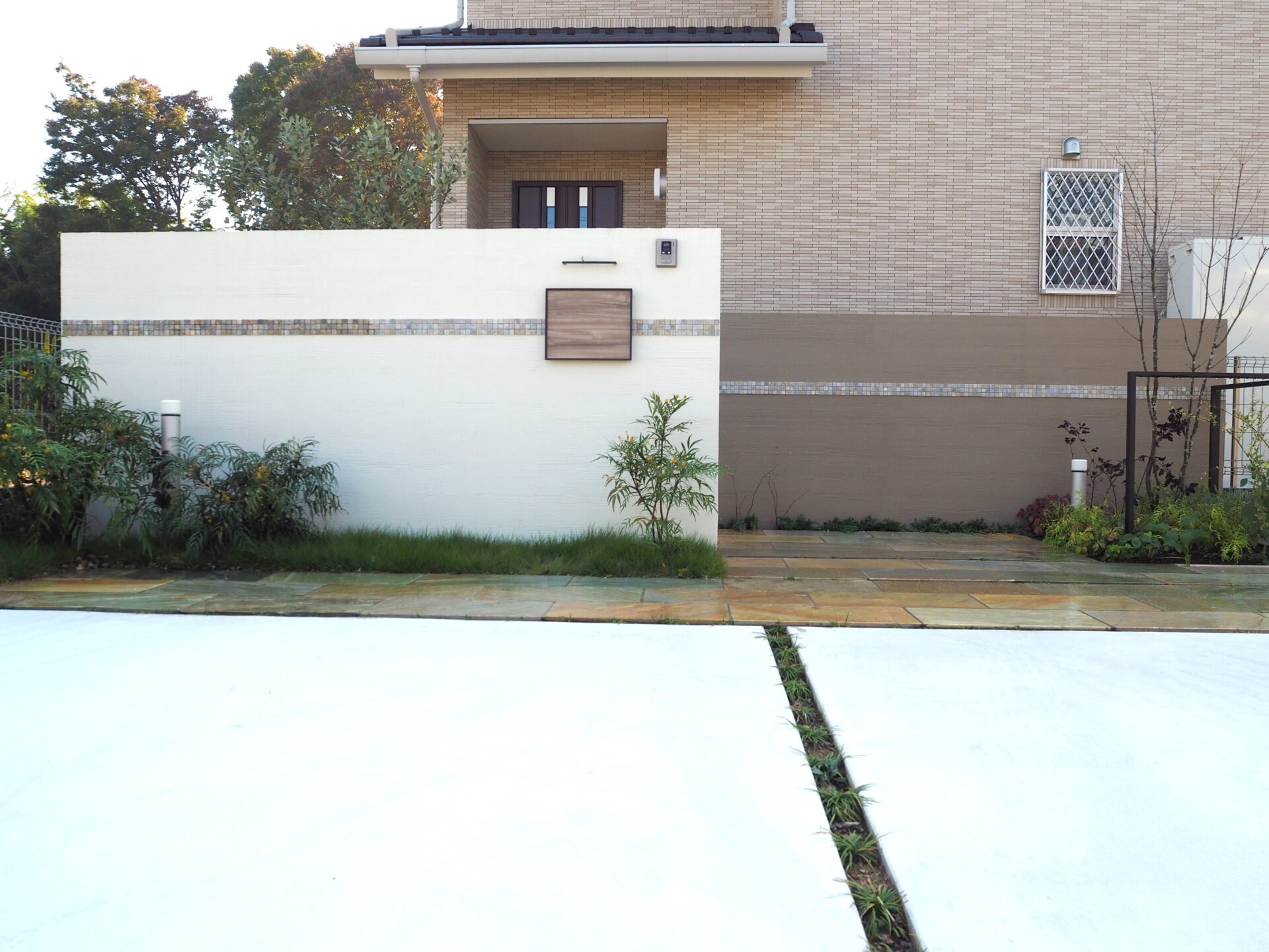 本庄市 2つのウォールが空間を広く見せるファサードデザイン