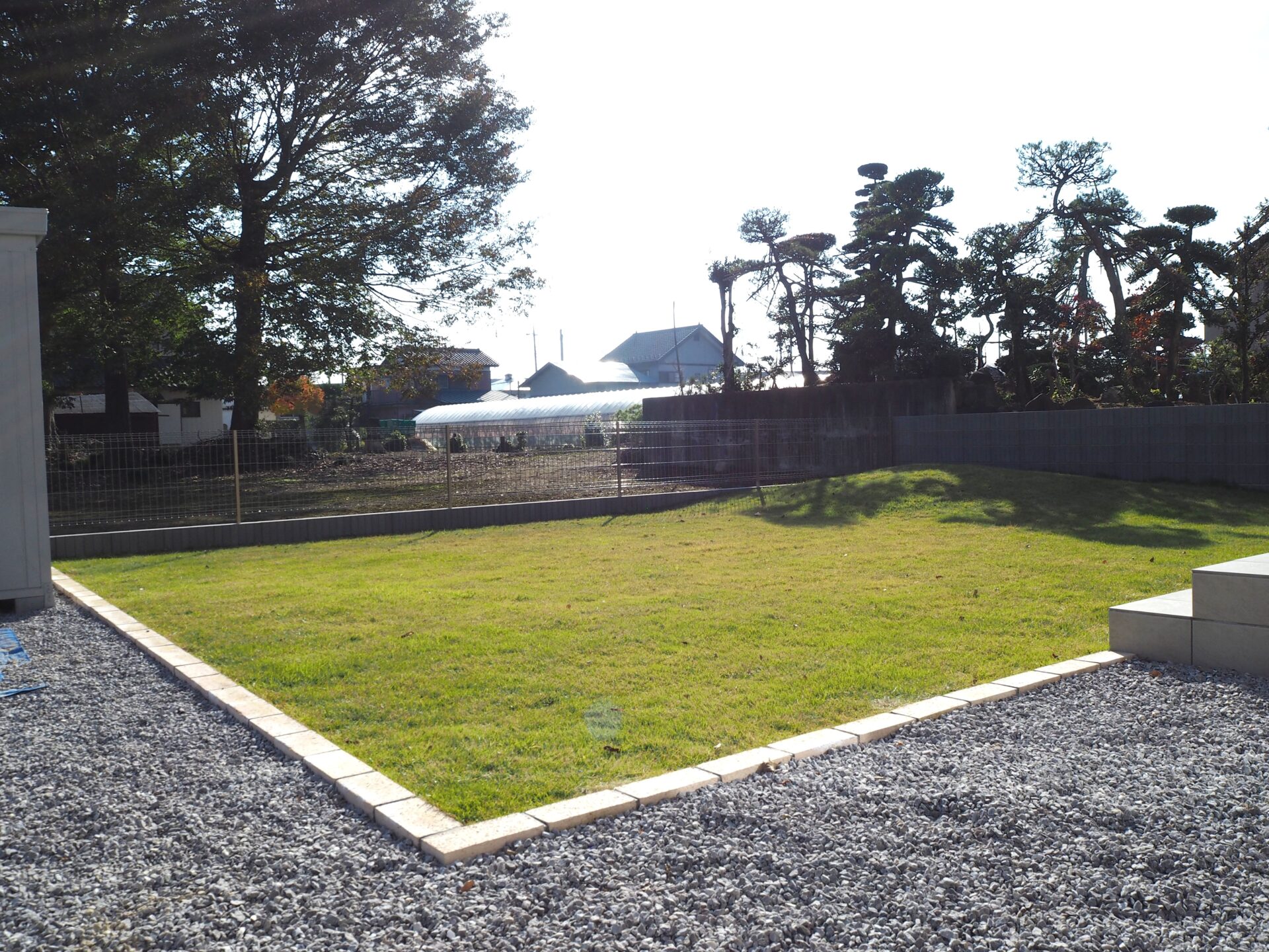 本庄市　2つのウォールが空間を広く見せるファサードデザインの庭まわり