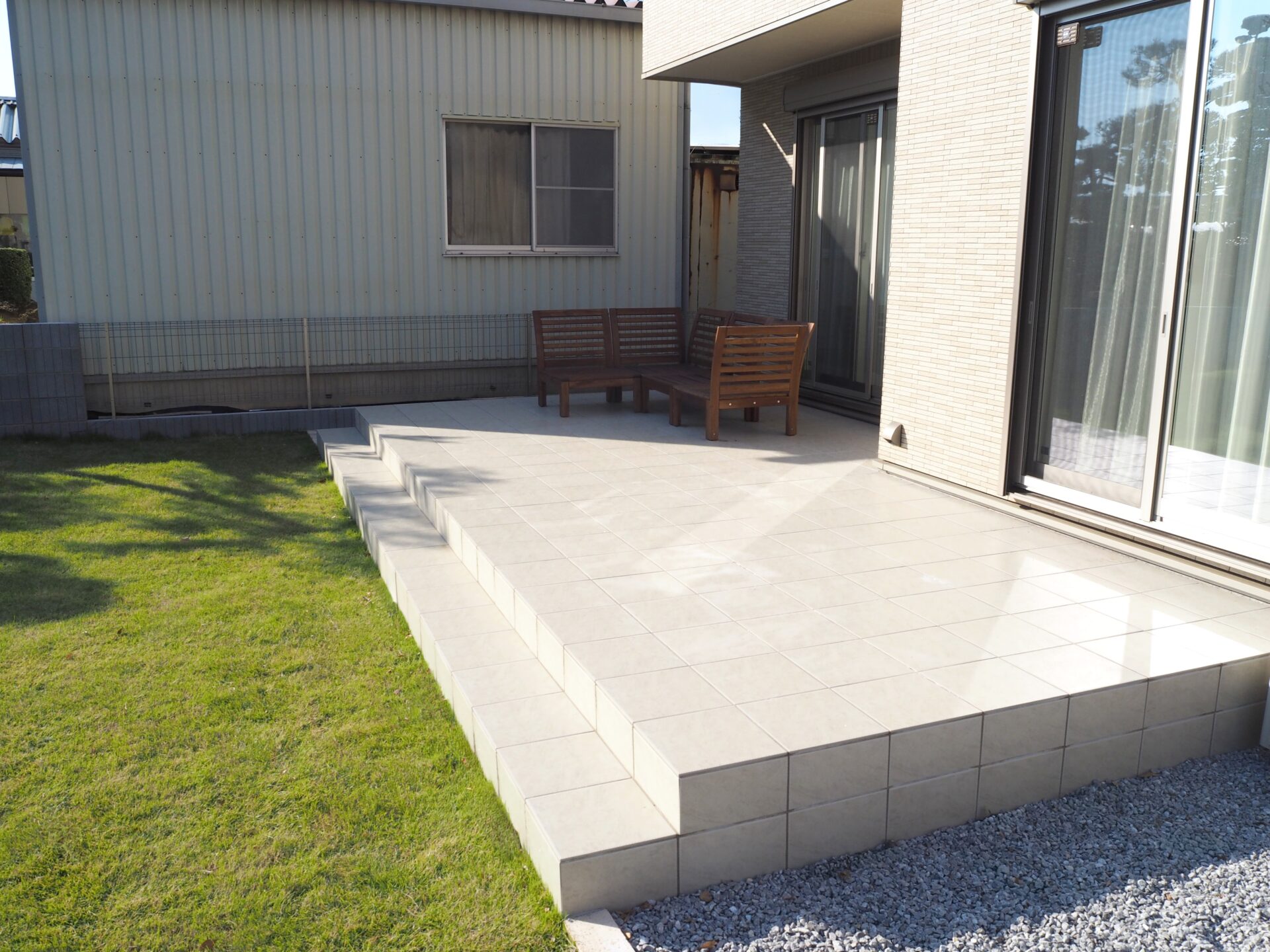 本庄市　2つのウォールが空間を広く見せるファサードデザインのデッキテラス