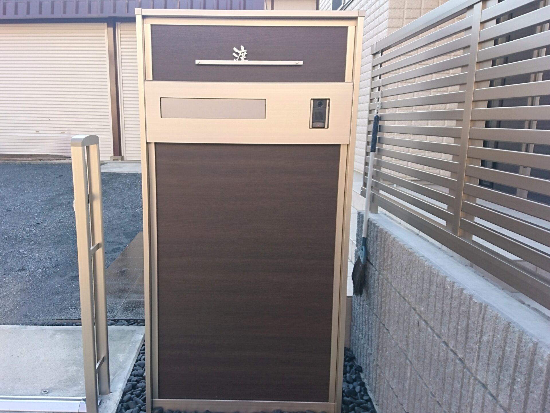 鴻巣市　シンプルかつエコ、ローメンテナンスで楽しめるお庭の門柱