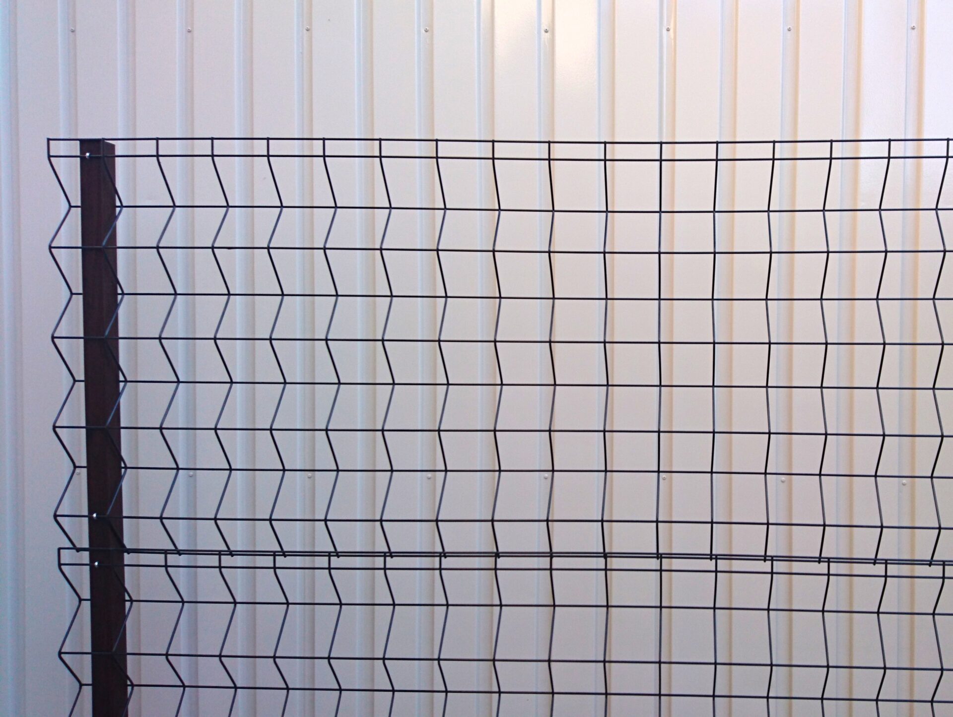 鴻巣市　シンプルかつエコ、ローメンテナンスで楽しめるお庭の境界フェンス