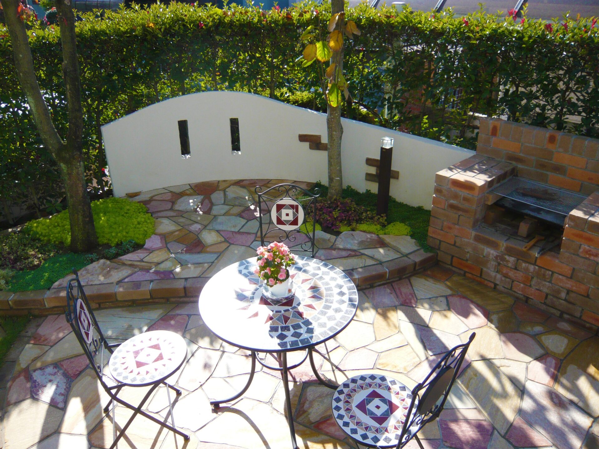 鴻巣市　レンガの小径とBBQ炉があるナチュラルなお庭のテラス