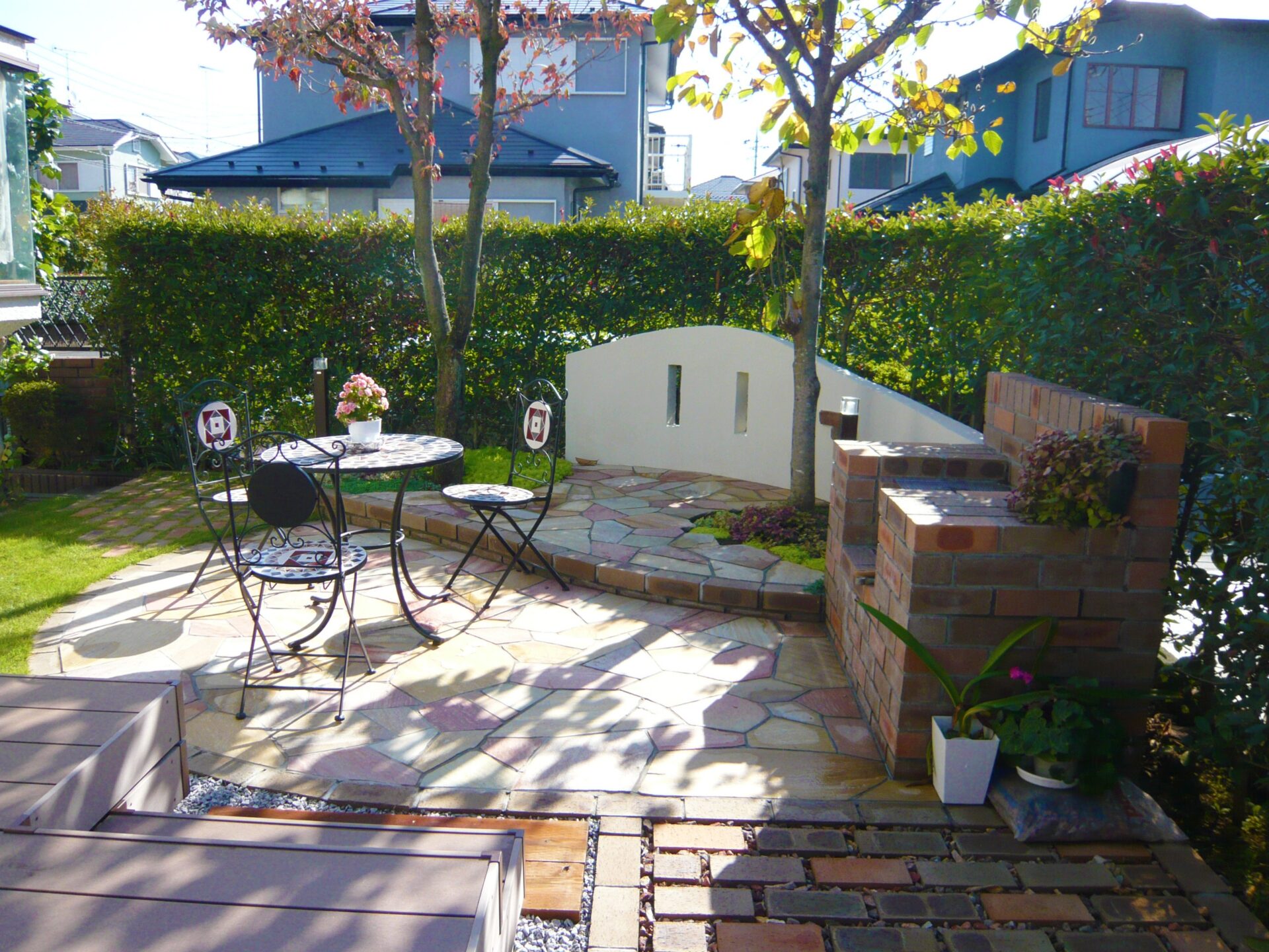 鴻巣市　レンガの小径とBBQ炉があるナチュラルなお庭のテラス全体