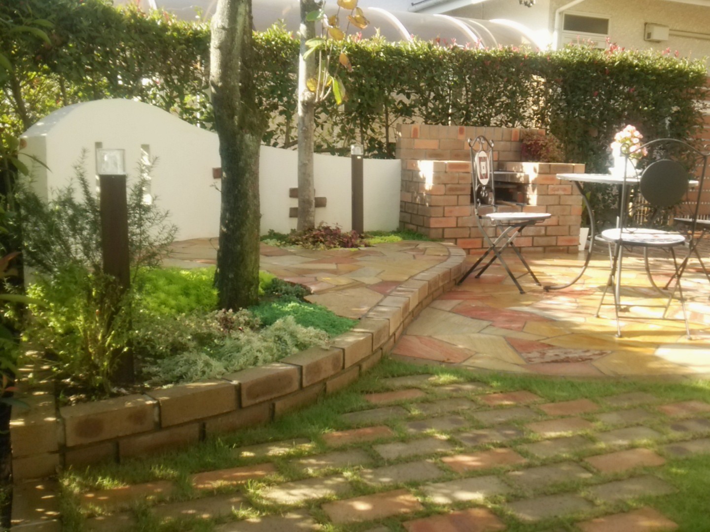 鴻巣市　レンガの小径とBBQ炉があるナチュラルなお庭